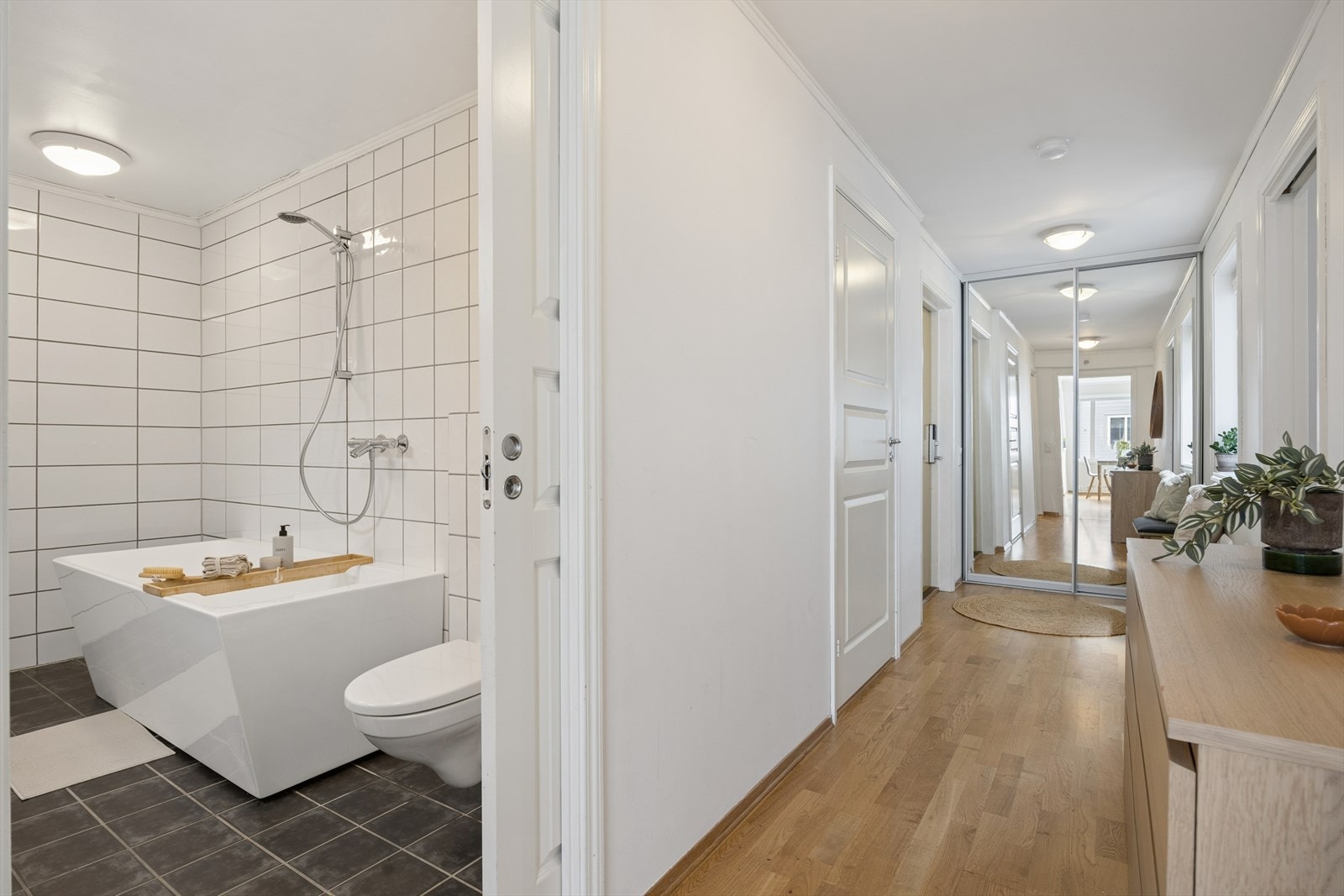 Entreen gir et godt førsteinntrykk og har en romslig skyvedørsgarderobe med speilfronter for effektiv oppbevaring. Galleribilde