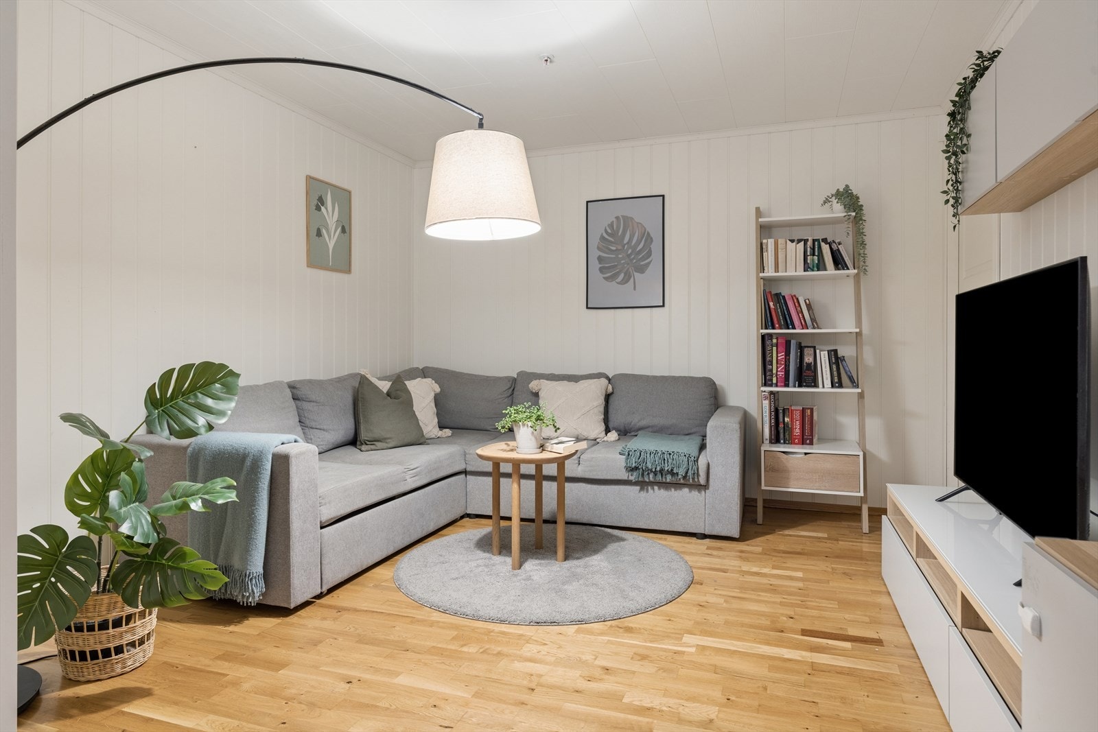 Her er det god plass til sofagruppe, TV-benk og annet ønskelig møblement. Galleribilde