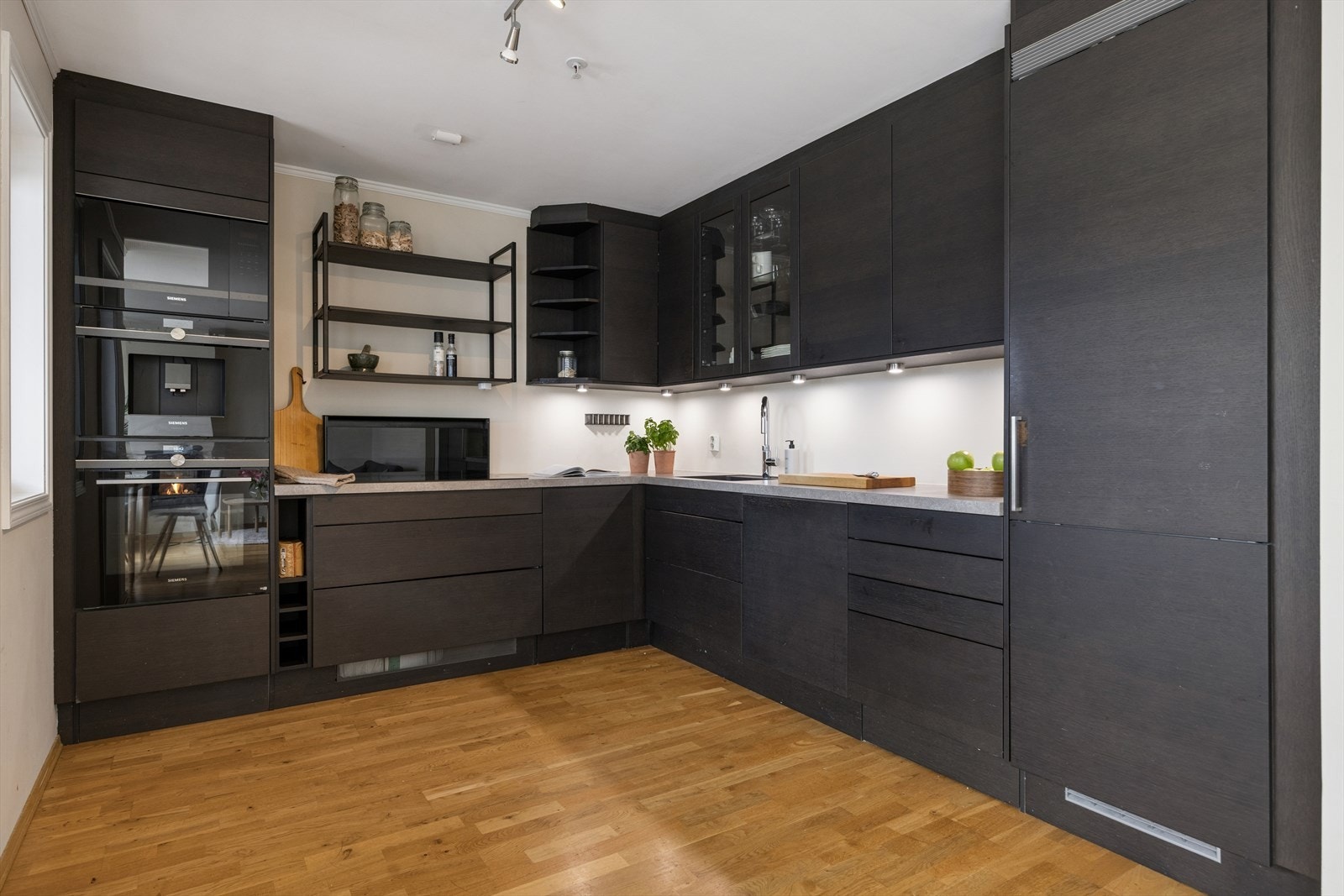 Sigdal kjøkkeninnredning fra 2019 med slette fronter og laminat benkeplate. Galleribilde