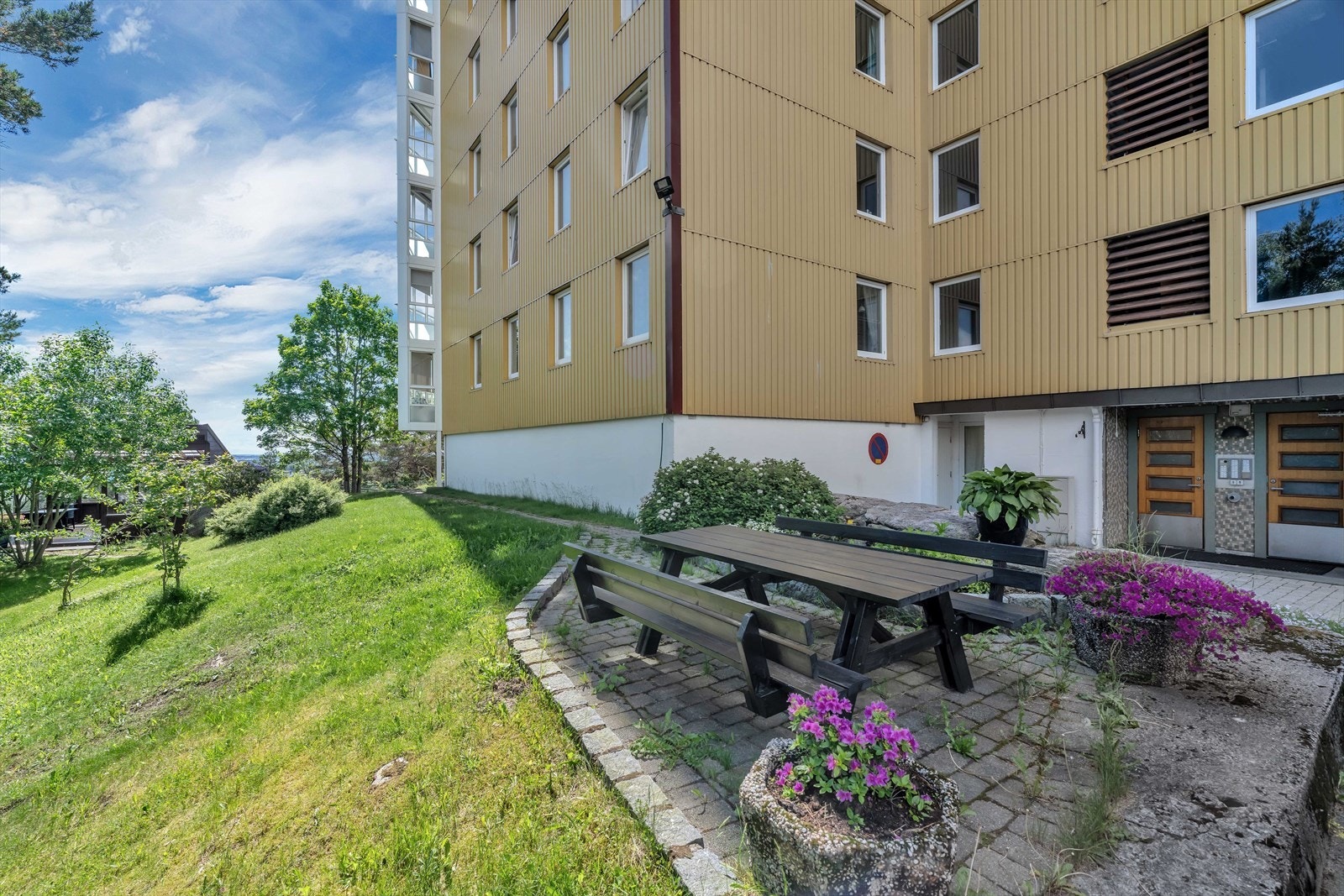 Bygget er velholdt og har heis, som gir enkel adkomst til leiligheten i 4. etasje. Galleribilde