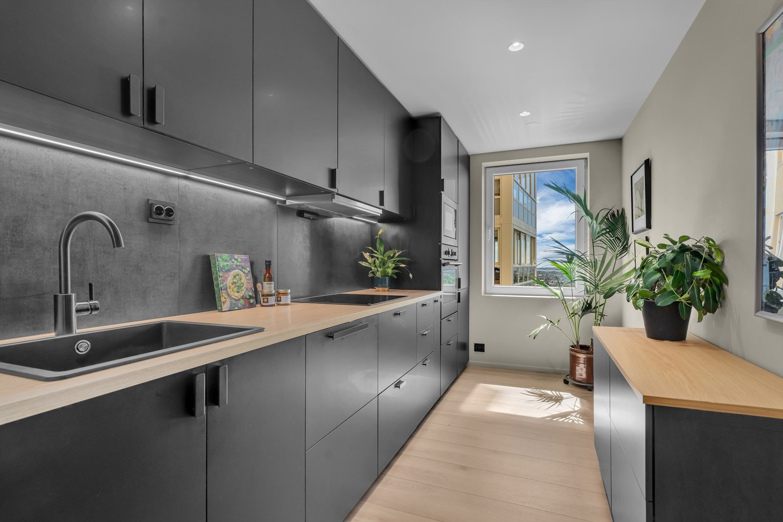 Kjøkkenet, levert av IKEA, ble oppgradert i 2023 og har en moderne og stilren innredning med glatte fronter som gir et elegant uttrykk. Galleribilde