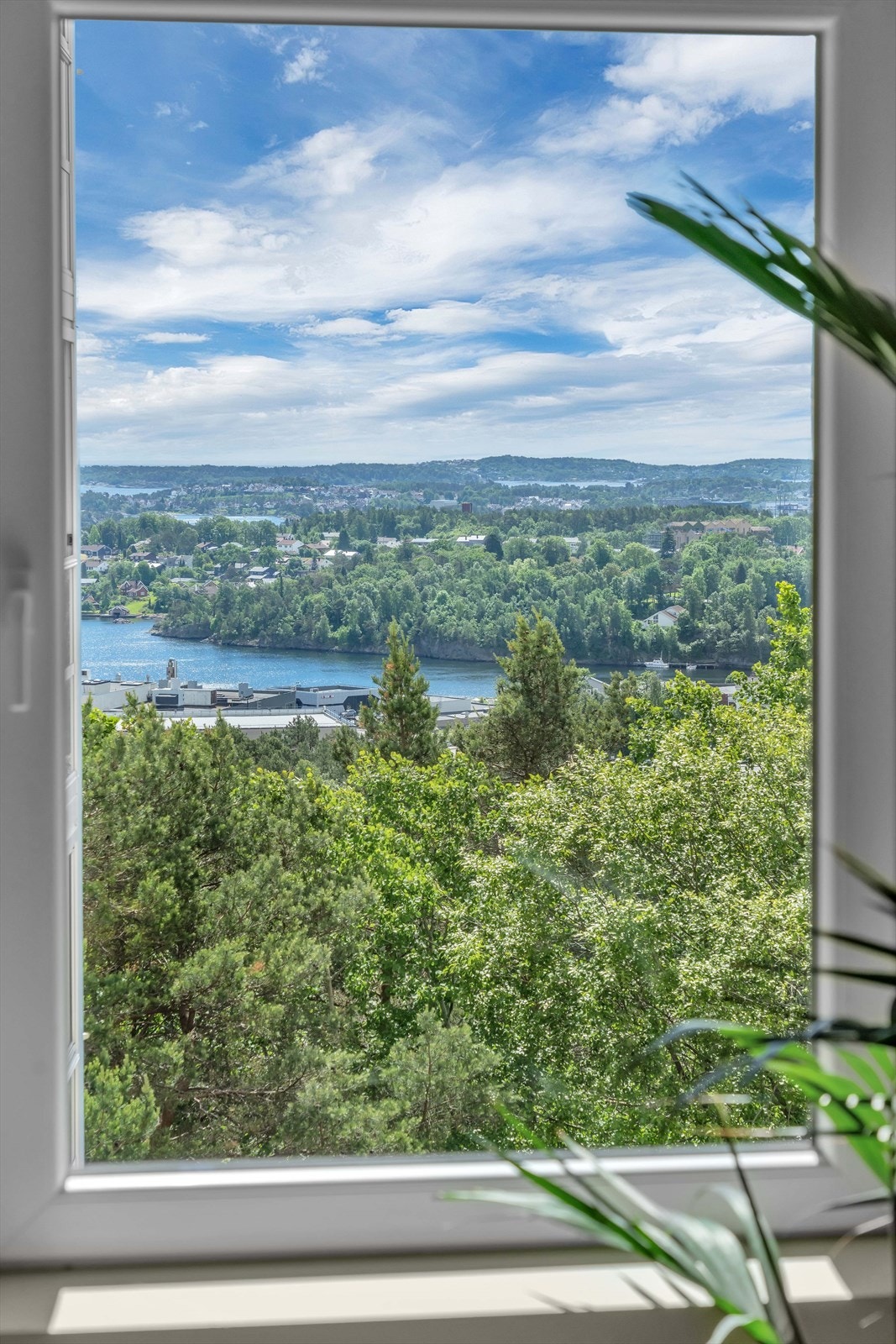Fra kjøkkenet kan man også nyte den flotte utsikten. Galleribilde