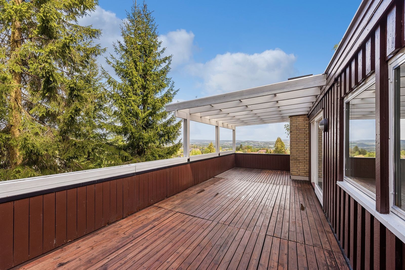 Stor terrasse med utsikt og gode solforhold Galleribilde