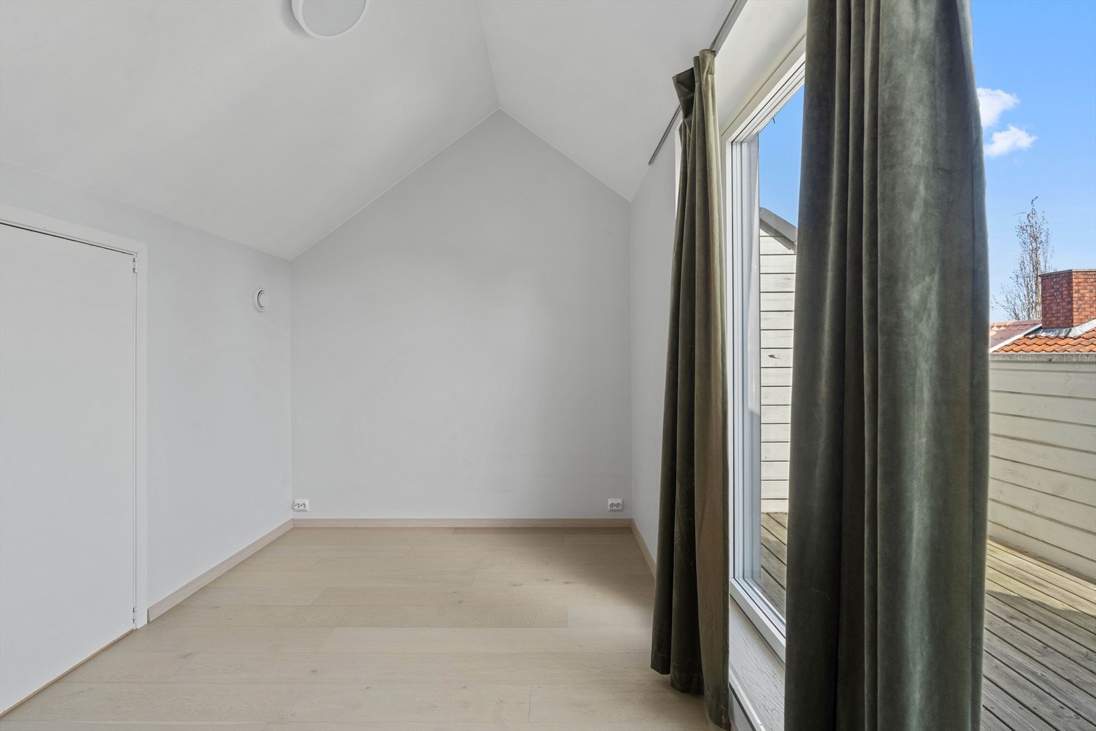 Soverom med utgang til balkong Galleribilde