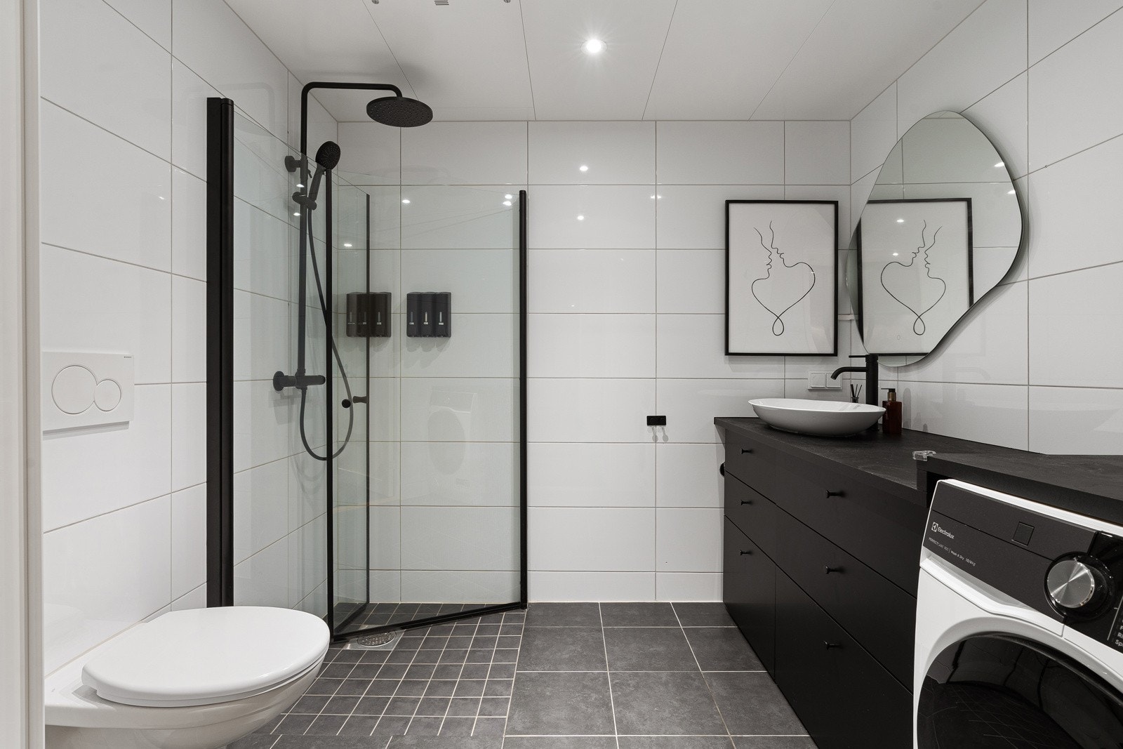 Flislagt bad/wc med gulvvarme og downlights i himling. Galleribilde