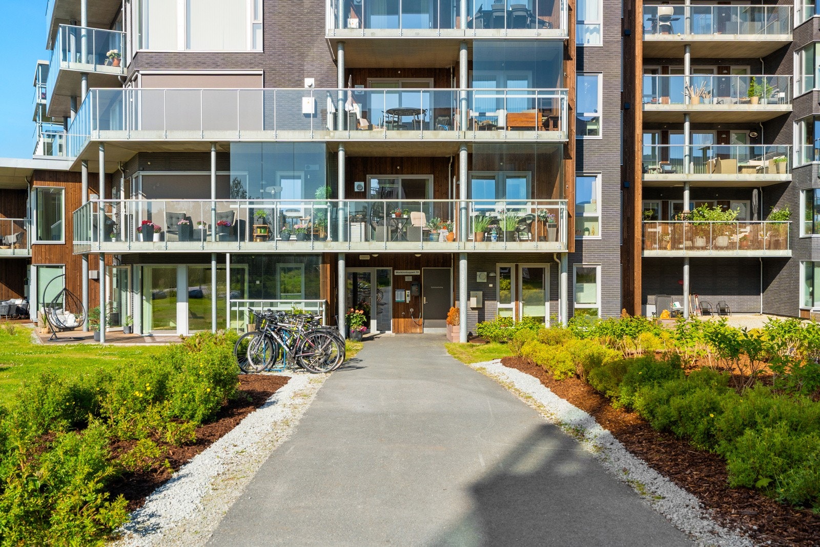 Takoverbygd inngangsparti og flotte uteområder. Det er tre innganger til bygget Galleribilde