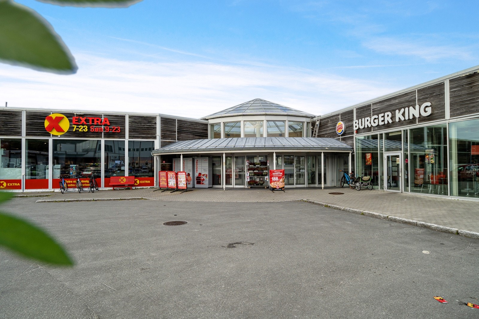 Det er kort vei til Sats Langsnes og dagligvarebutikken Coop som også er søndagsåpent. Galleribilde