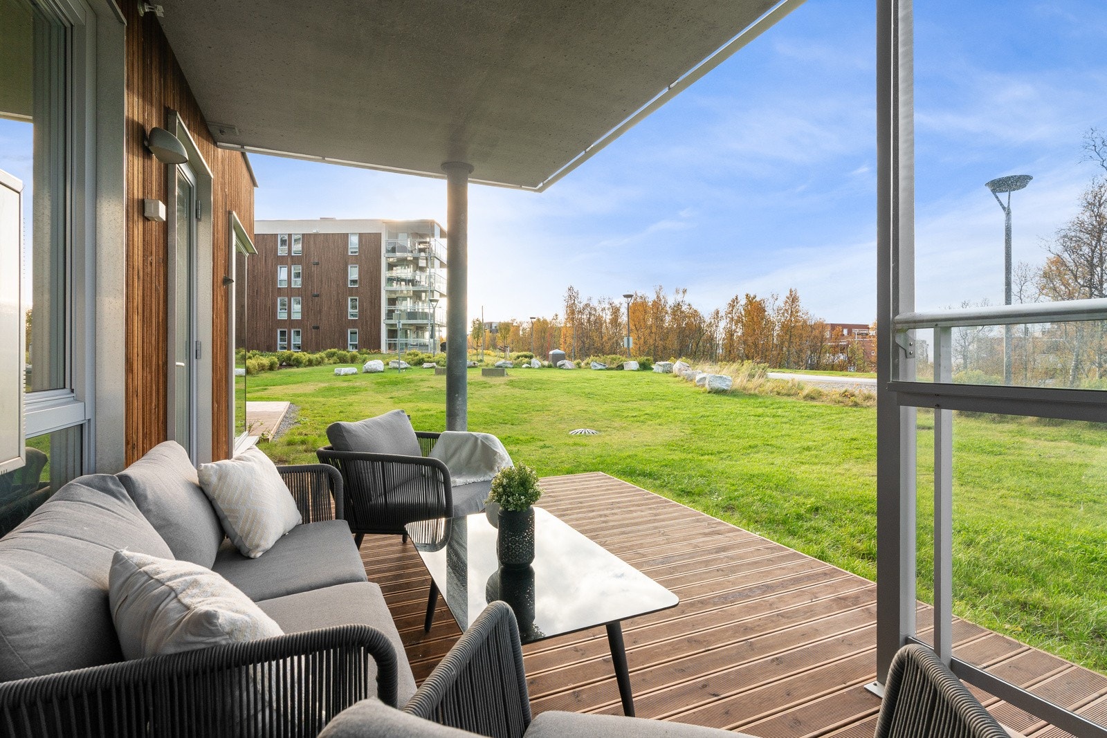 En stor vestvendt terrasse med gode solforhold og fin utsikt! Galleribilde