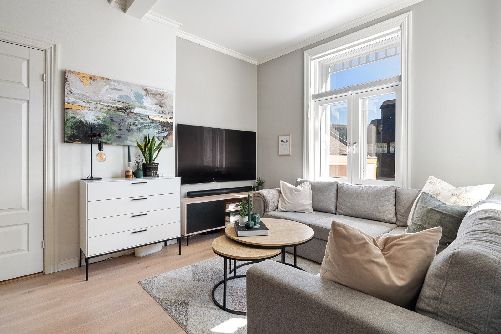 Eier har lagt vekt på å gjøre leiligheten mest mulig funksjonell, med smartlys og flere gode oppbevaringsløsninger. Galleribilde