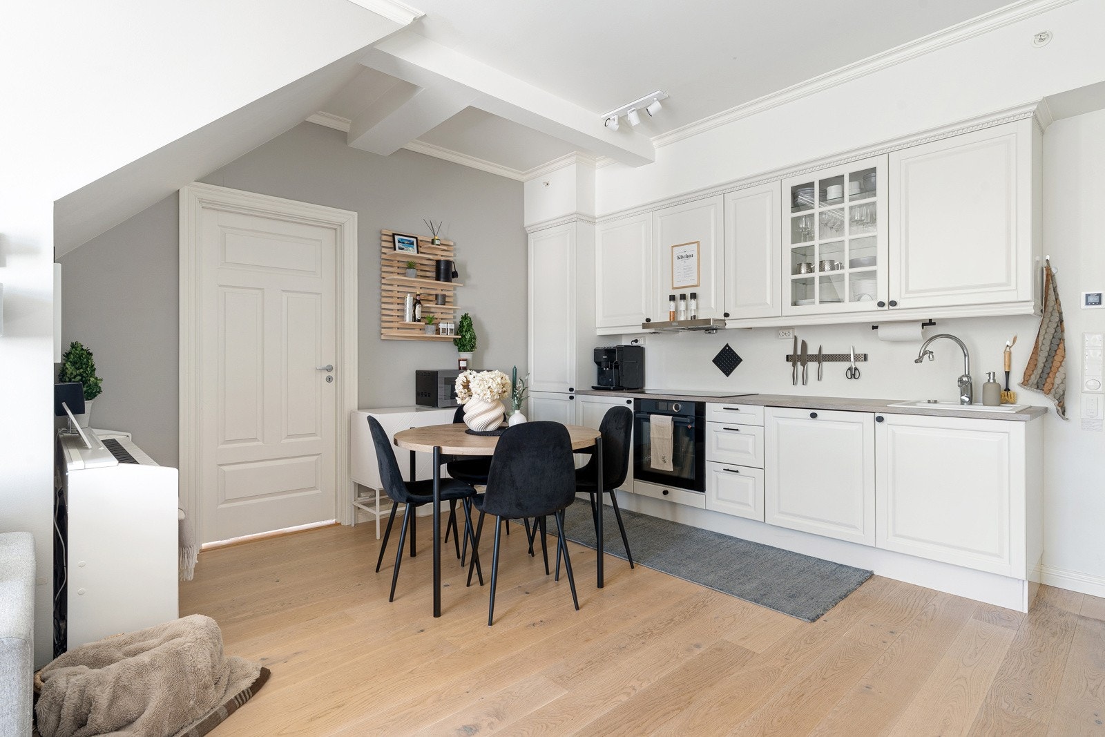 Rikelig med skap- og benkeplass gir god oppbevaringsplass og praktiske arbeidsforhold. Galleribilde