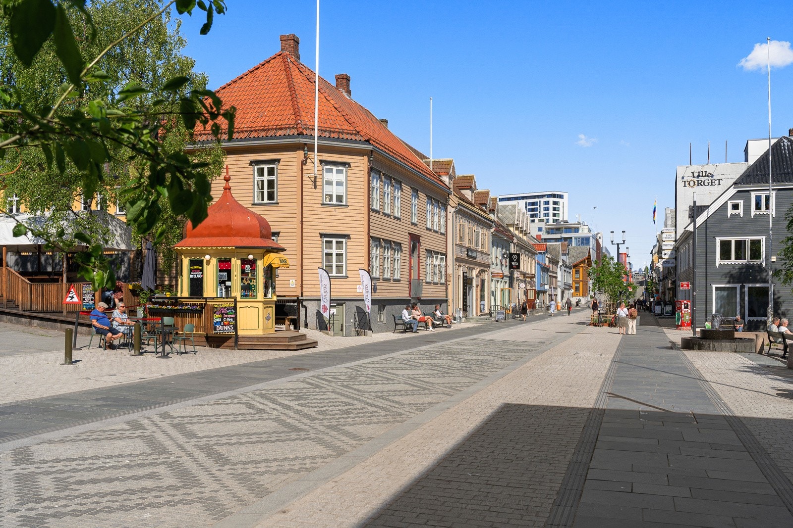 Storgata, byens paradegate, er nylig (2025) oppgradert, og byr på yrende liv med sittegrupper og beplantning. Galleribilde