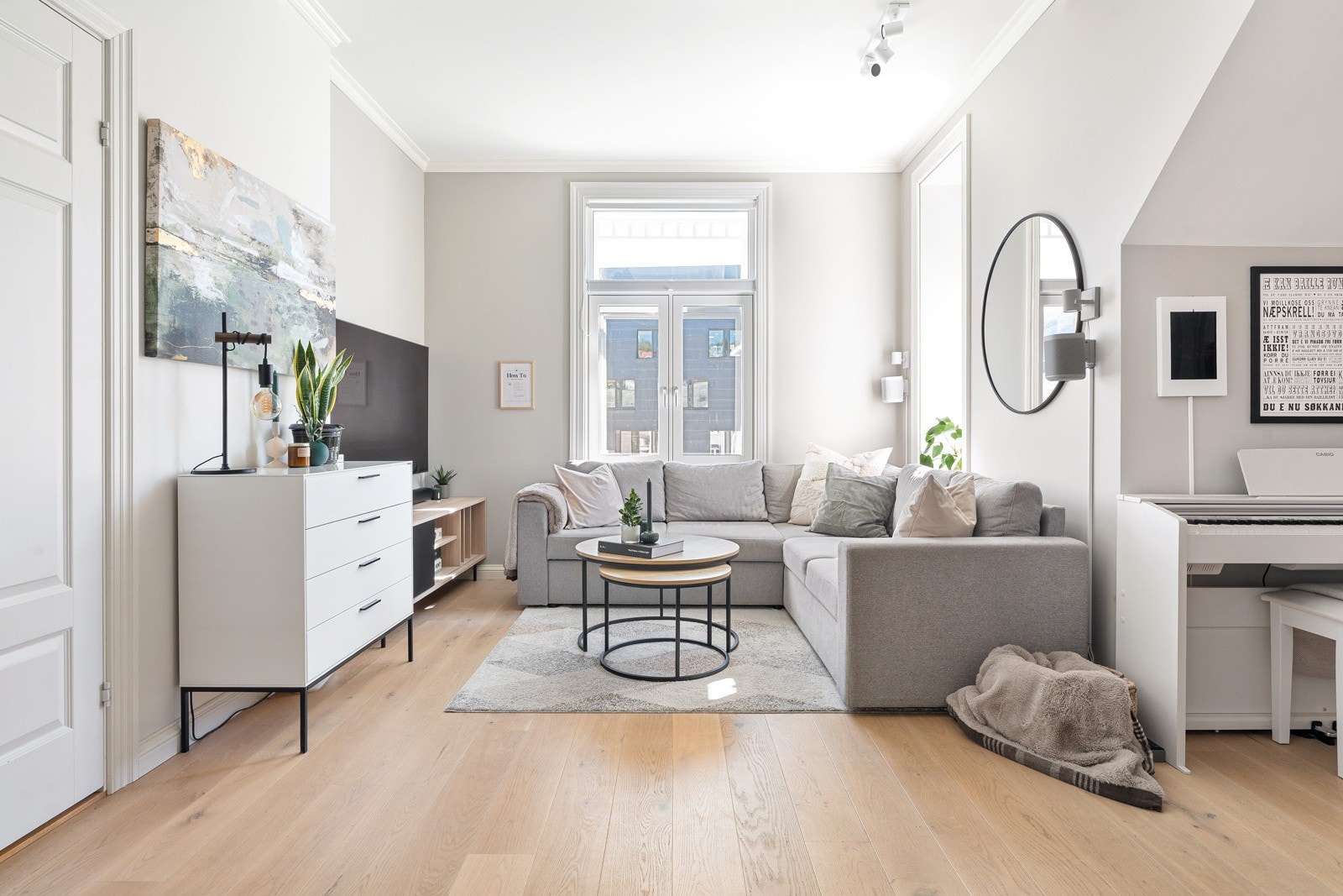 Møbleringsvennlig stue med naturlige soner for både sofagruppe og spisebord. Galleribilde