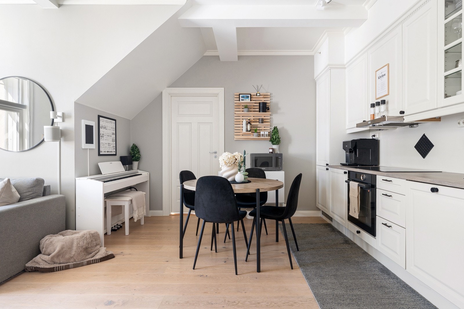 Nydelig kjøkken fra kvalitetsleverandøren HTH. Hvitevarer som platetopp (80cm), oppvaskmaskin og stekeovn er av toppmodeller. Galleribilde