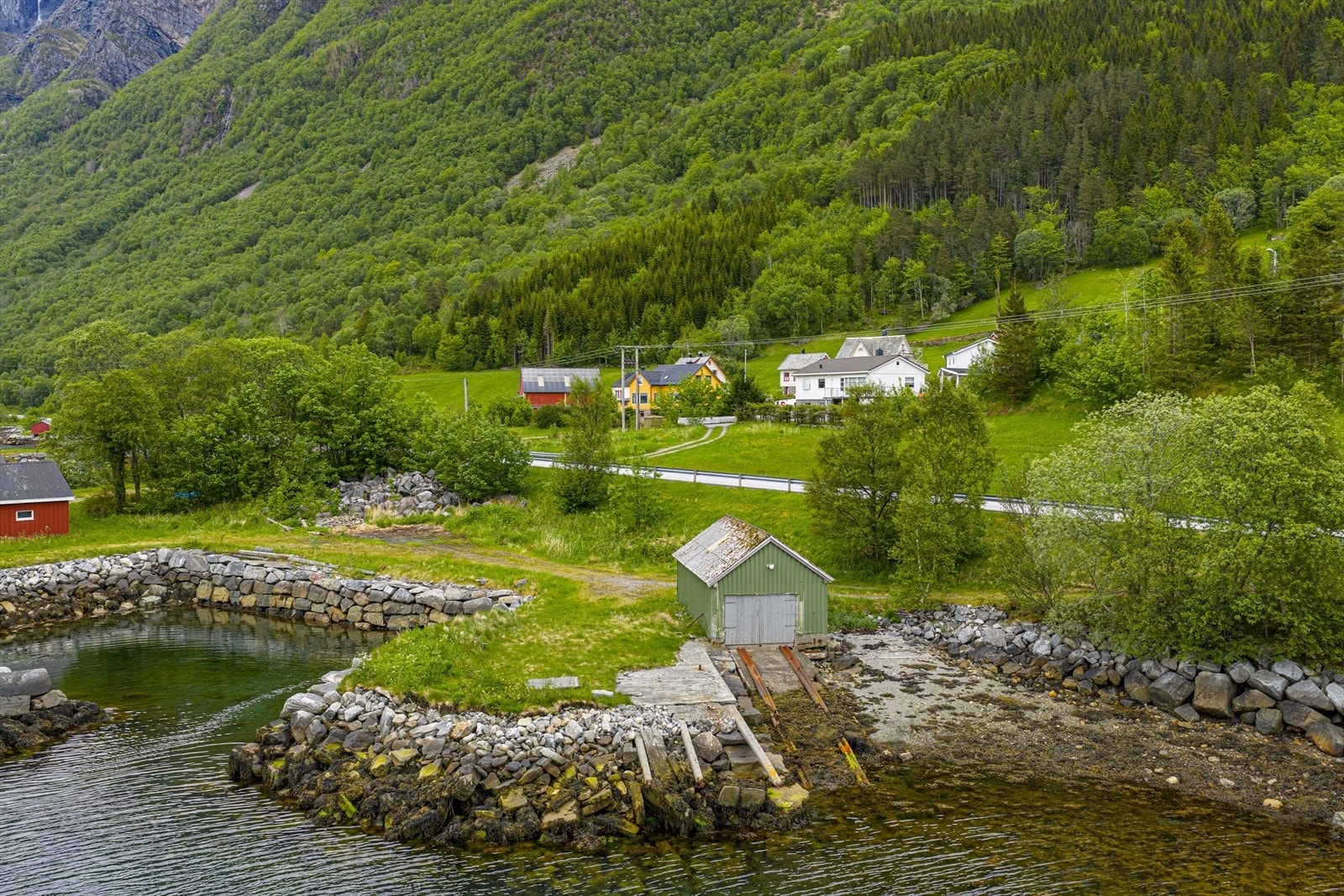 Med bruket følger naust, driftsbyggning og vognskjul Galleribilde