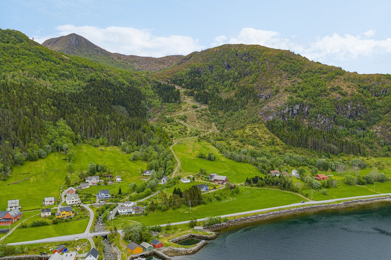 Et småbruk med en idyllisk beliggenhet, ved fjord og fjell Galleribilde