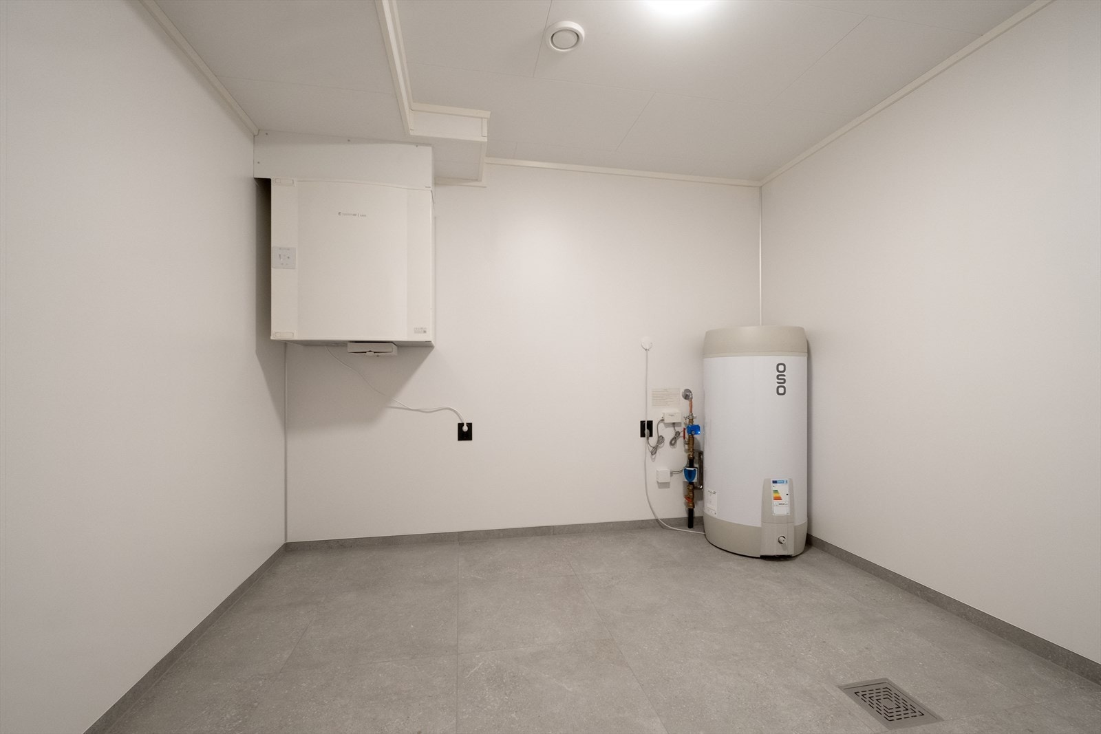 Vaskerom av god størrelse - utstyrt med sentral for balansert ventilasjon med varmegjenvinning og 200 liters varmtvannstank Galleribilde