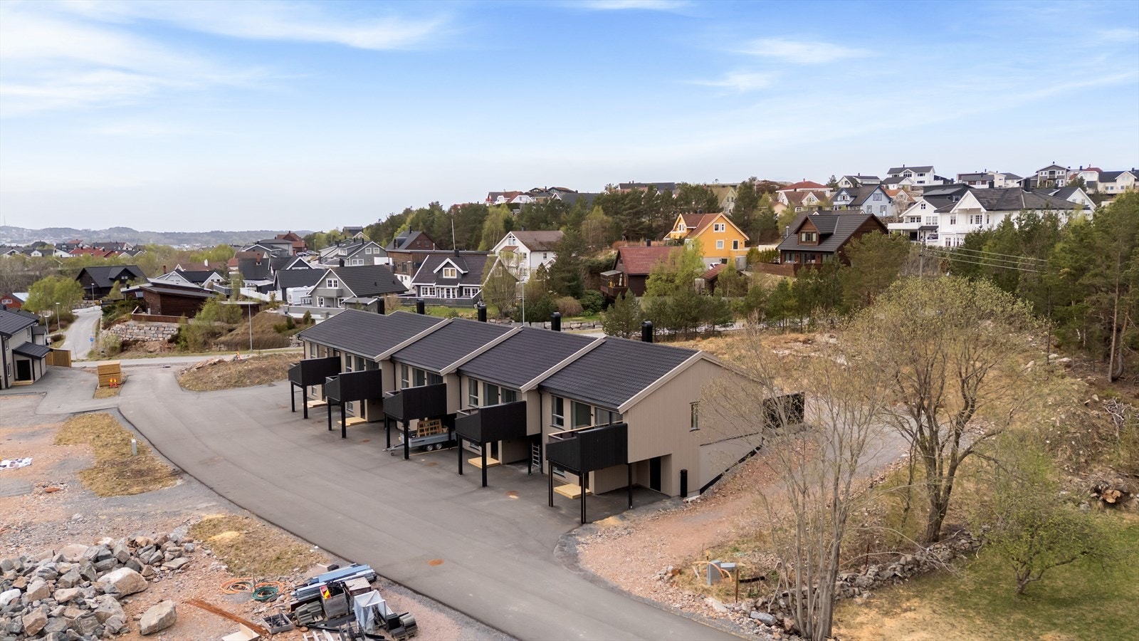 Nærhet til barnehager, skole, dagligvare og flotte turområder i Gløsvågen Galleribilde