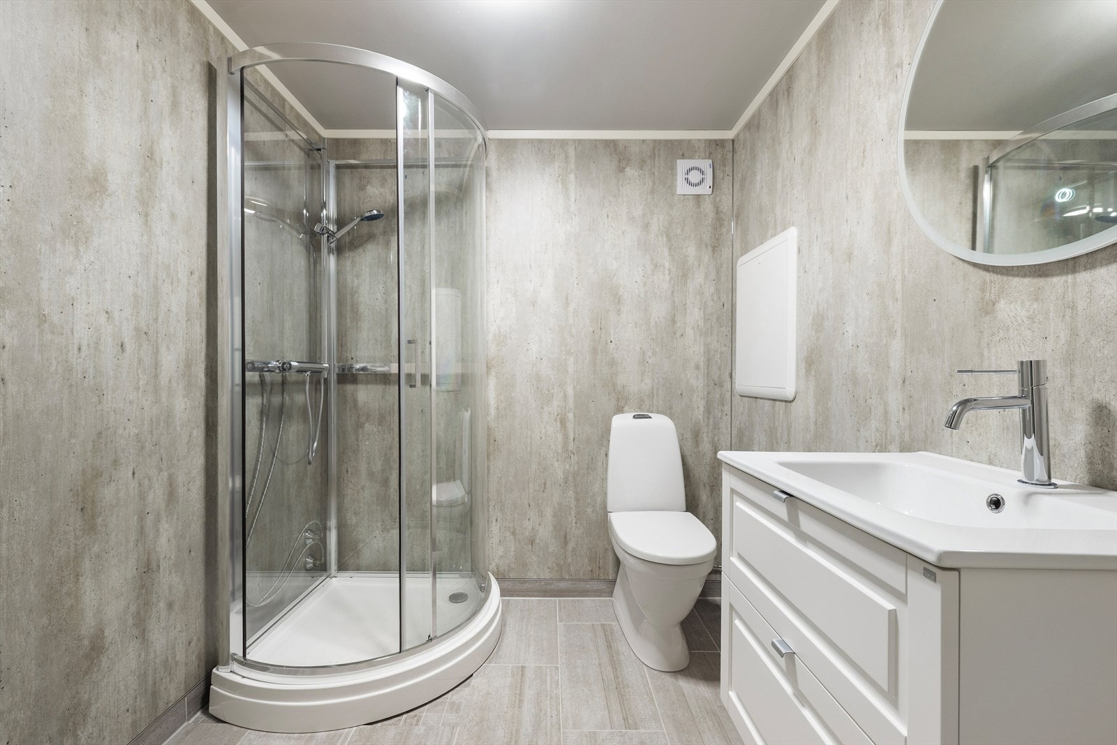Badet i utleiedelen er innredet med klosett, servant på innredning og dusjkabinett. Opplegg for vaskemaskin. Galleribilde