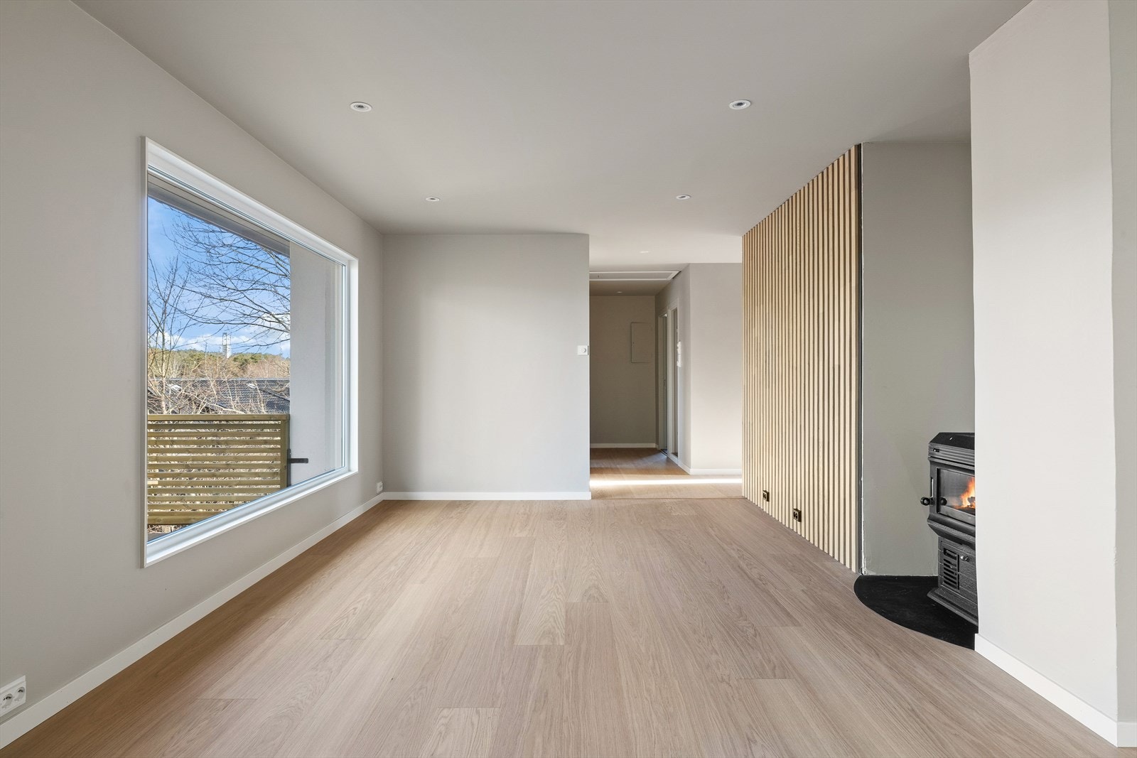 Lys og romslig stue med store vindusflater, vedovn og god romfølelse. Galleribilde