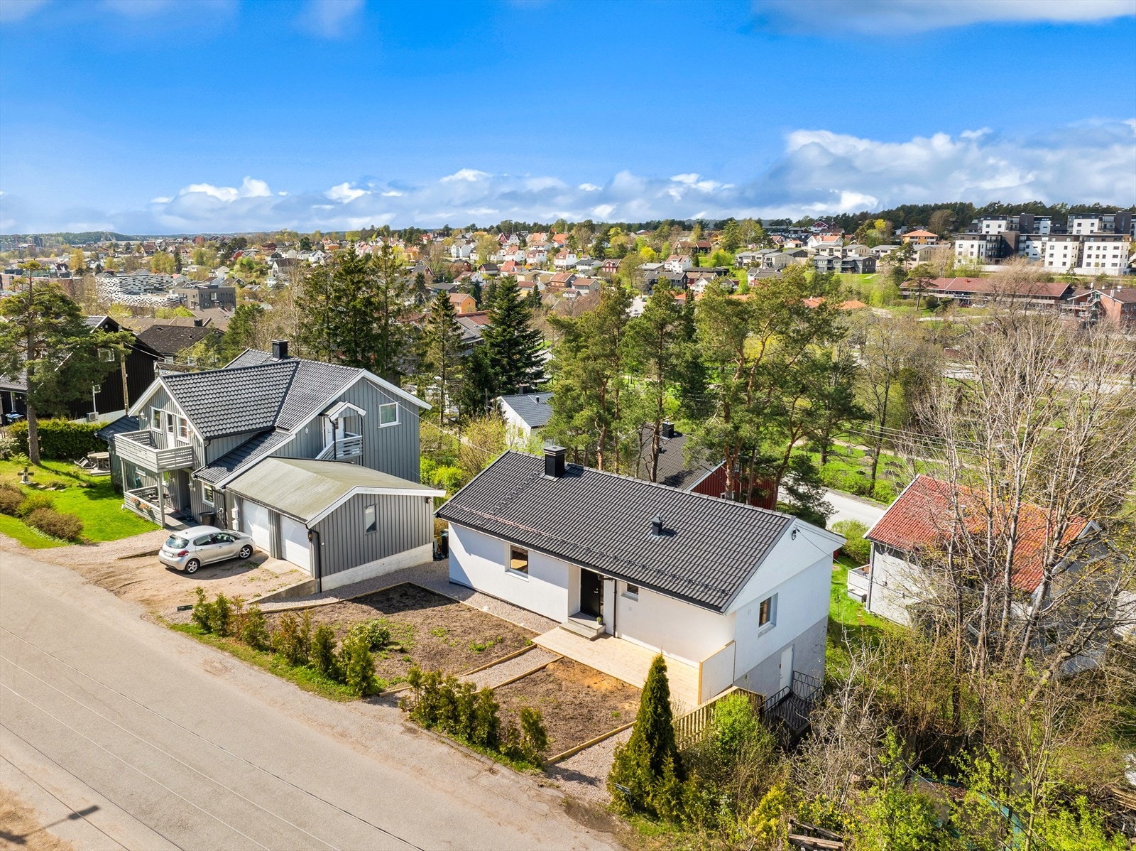 Eiendommen ligger i et etablert og populært boligområde i Fagerliveien/Falchåsen i Fredrikstad. Området består hovedsakelig av eneboliger og familievennlige omgivelser, med rolig og tilbaketrukket beliggenhet. Galleribilde