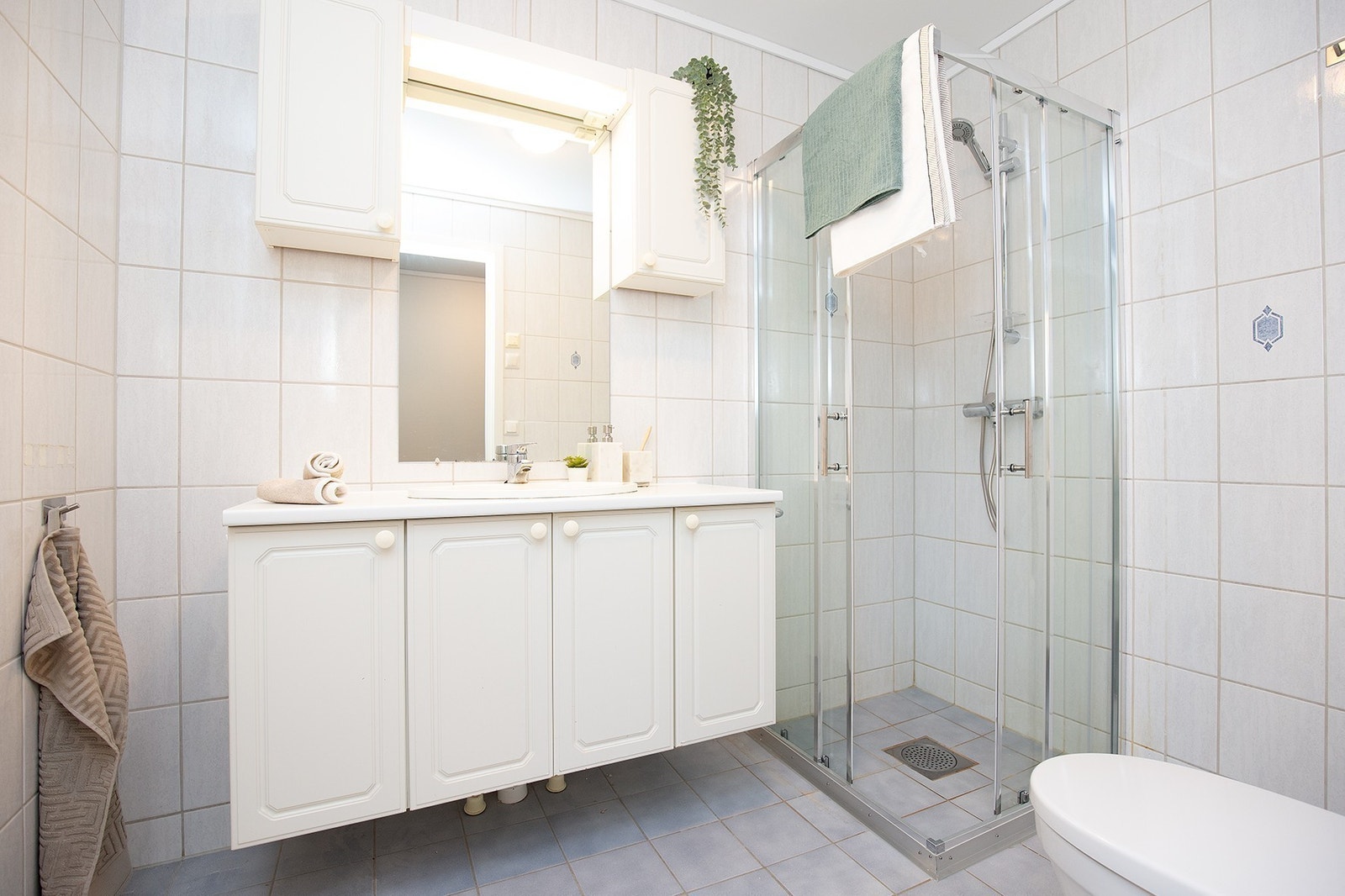 Bad med toalett og dusj Galleribilde
