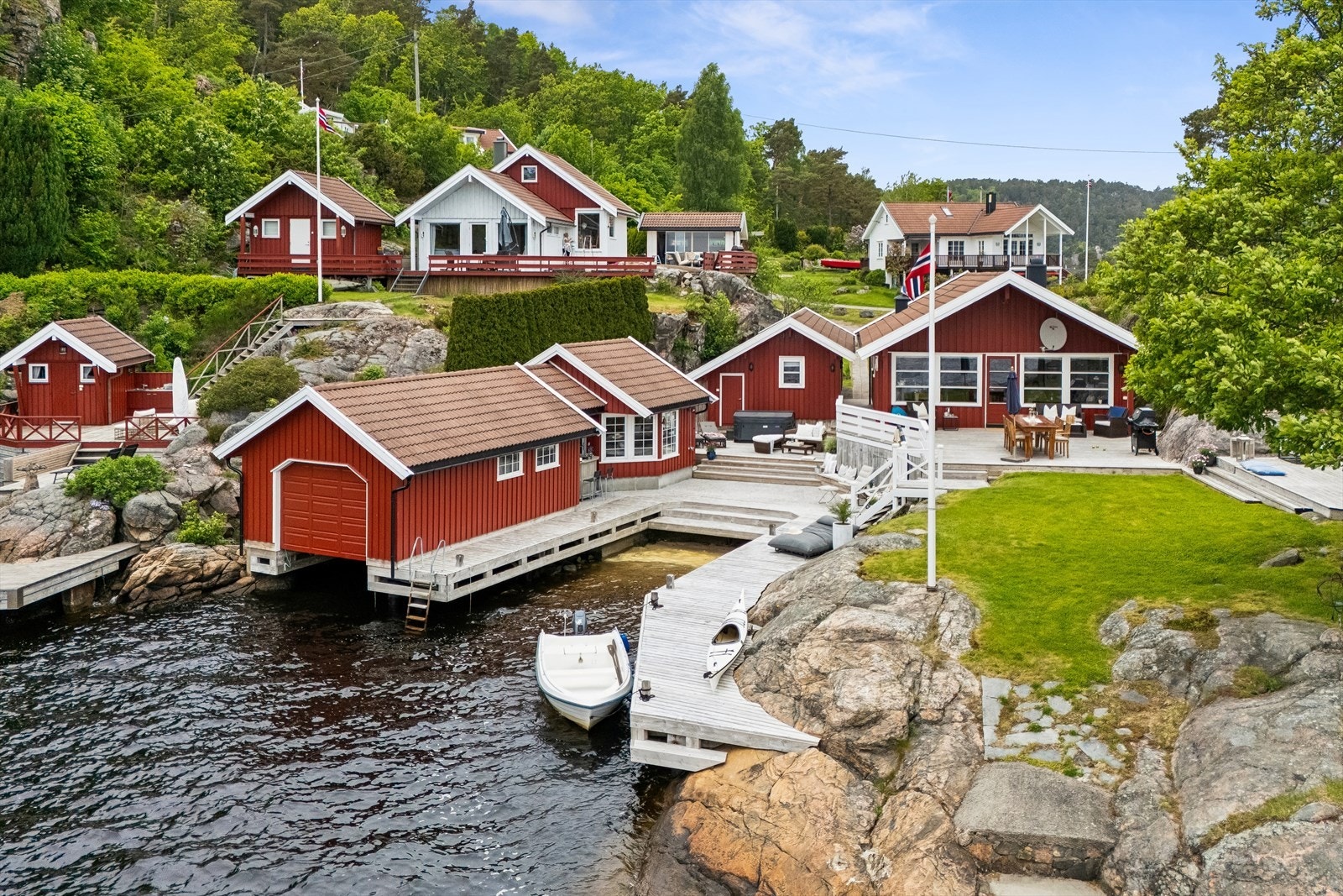 Området innbyr til sommerlykke med bading og båtliv fra egen brygge Galleribilde