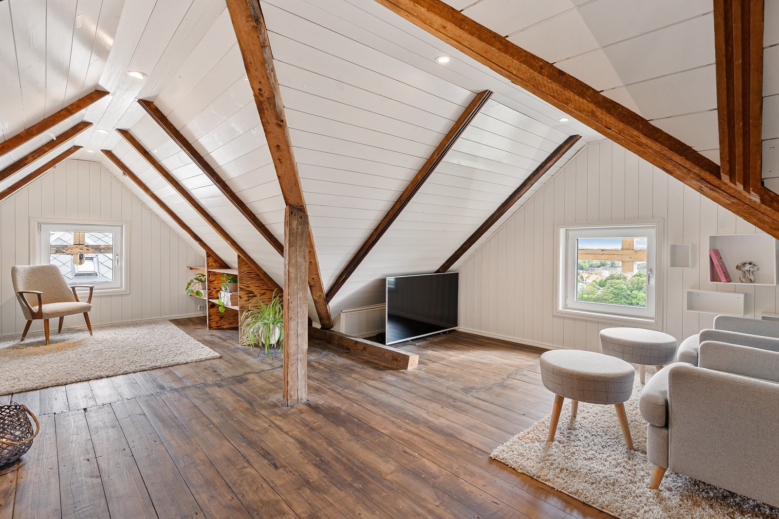 Her får man dere en sjarmerende loftstue med god plass sittegruppe. Galleribilde