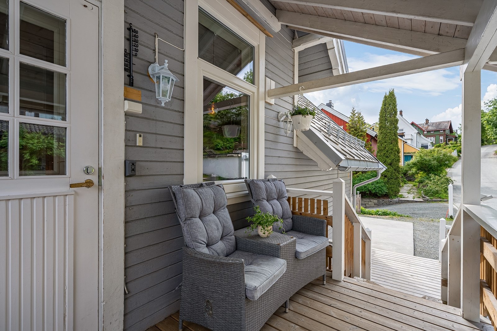 Flott inngangsparti med parkeringsplass på oppstillingsplass rett utenfor. Galleribilde