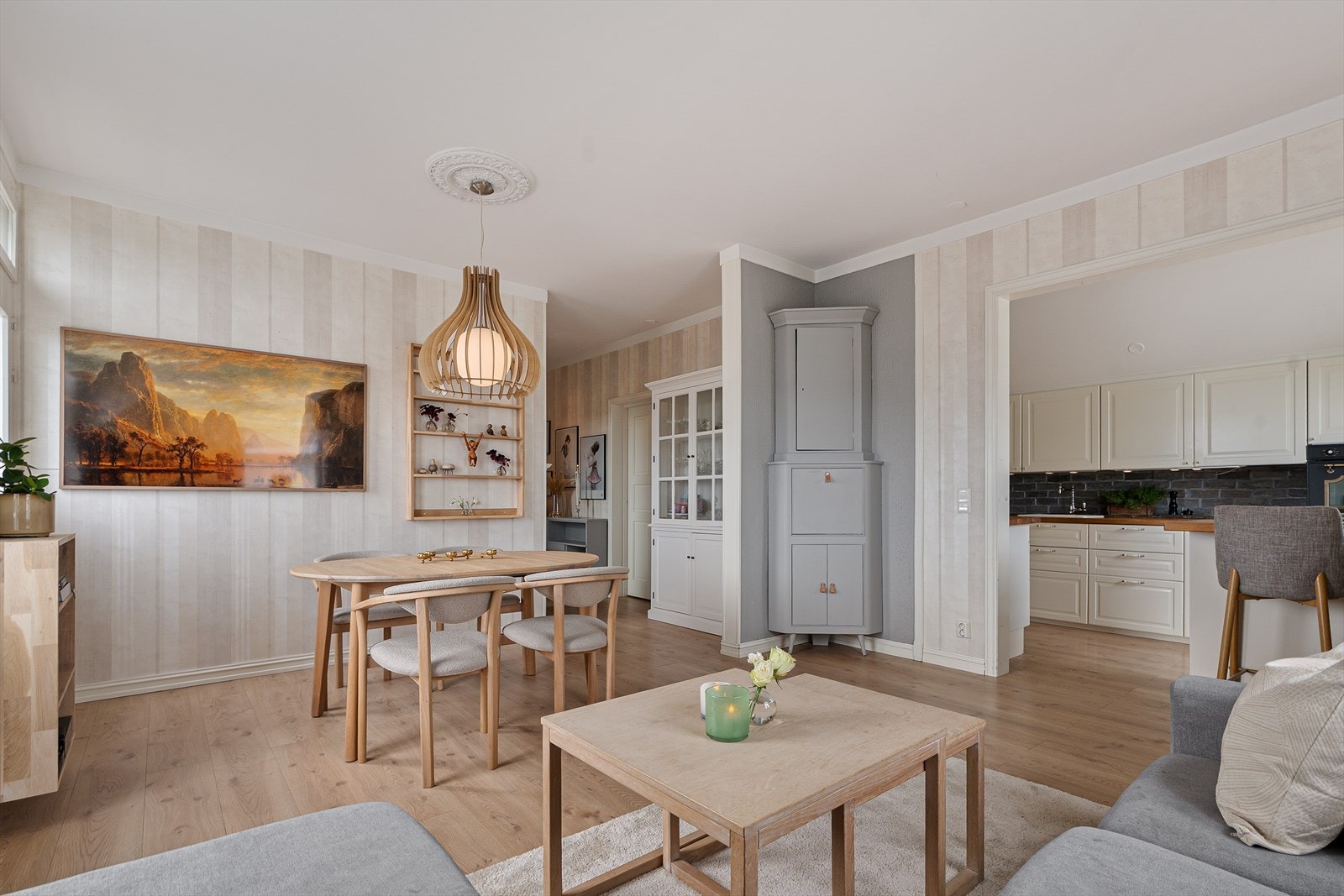 Fra stuen er det videre adkomst til to av boligens tre soverom. Galleribilde