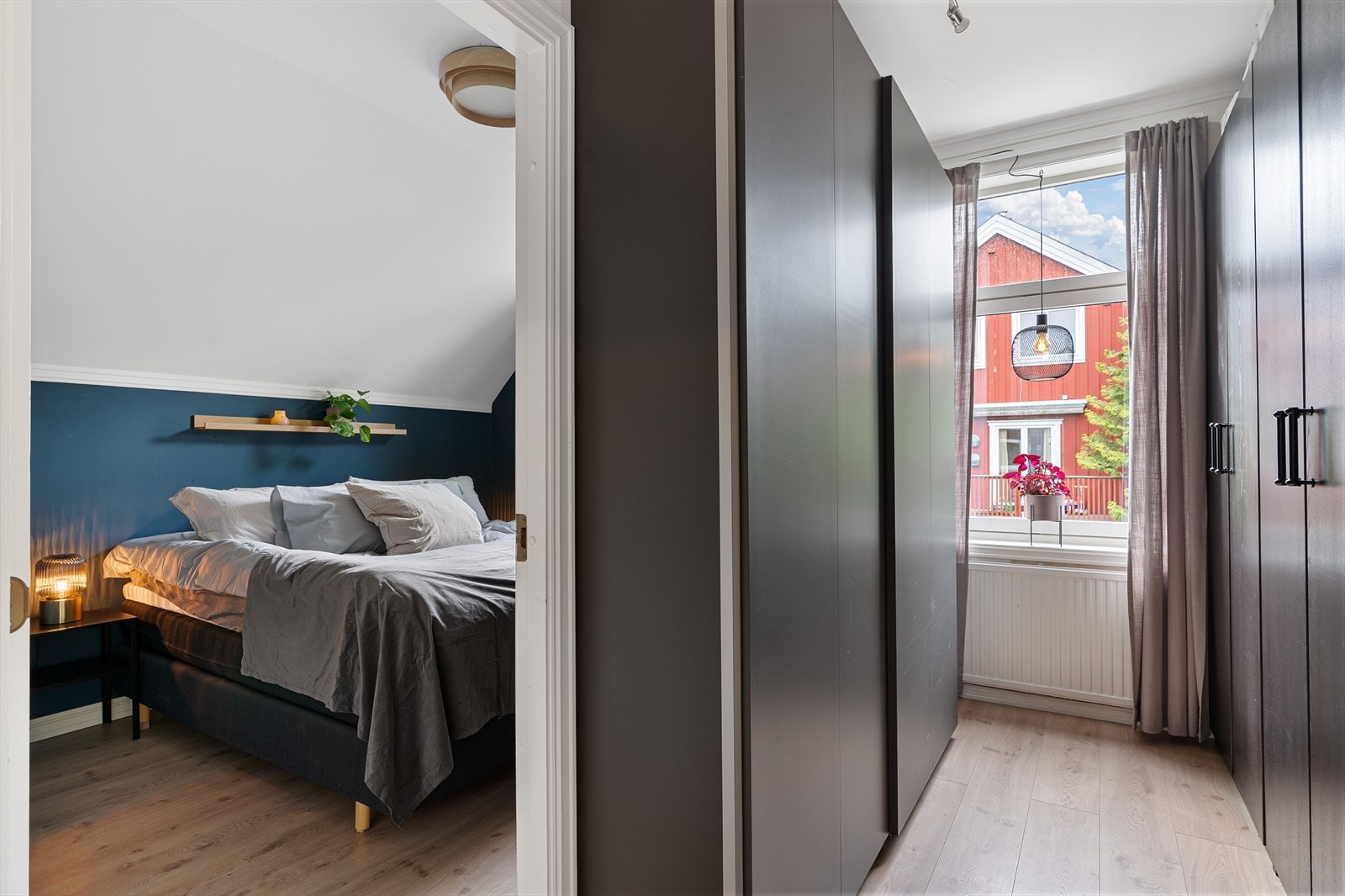 Hovedsoverommet er på hele 10 m² og ligger i tilknytning til walk-in closet på 6,5 m². Galleribilde