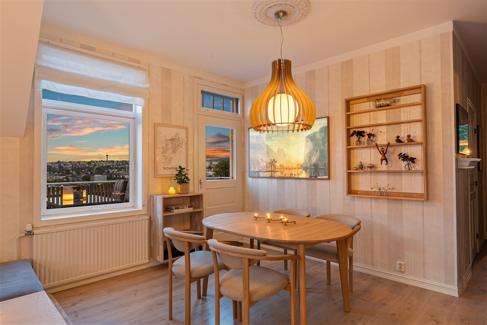 På varme sommerdager blir balkongen en naturlig forlengelse av stuen. Galleribilde