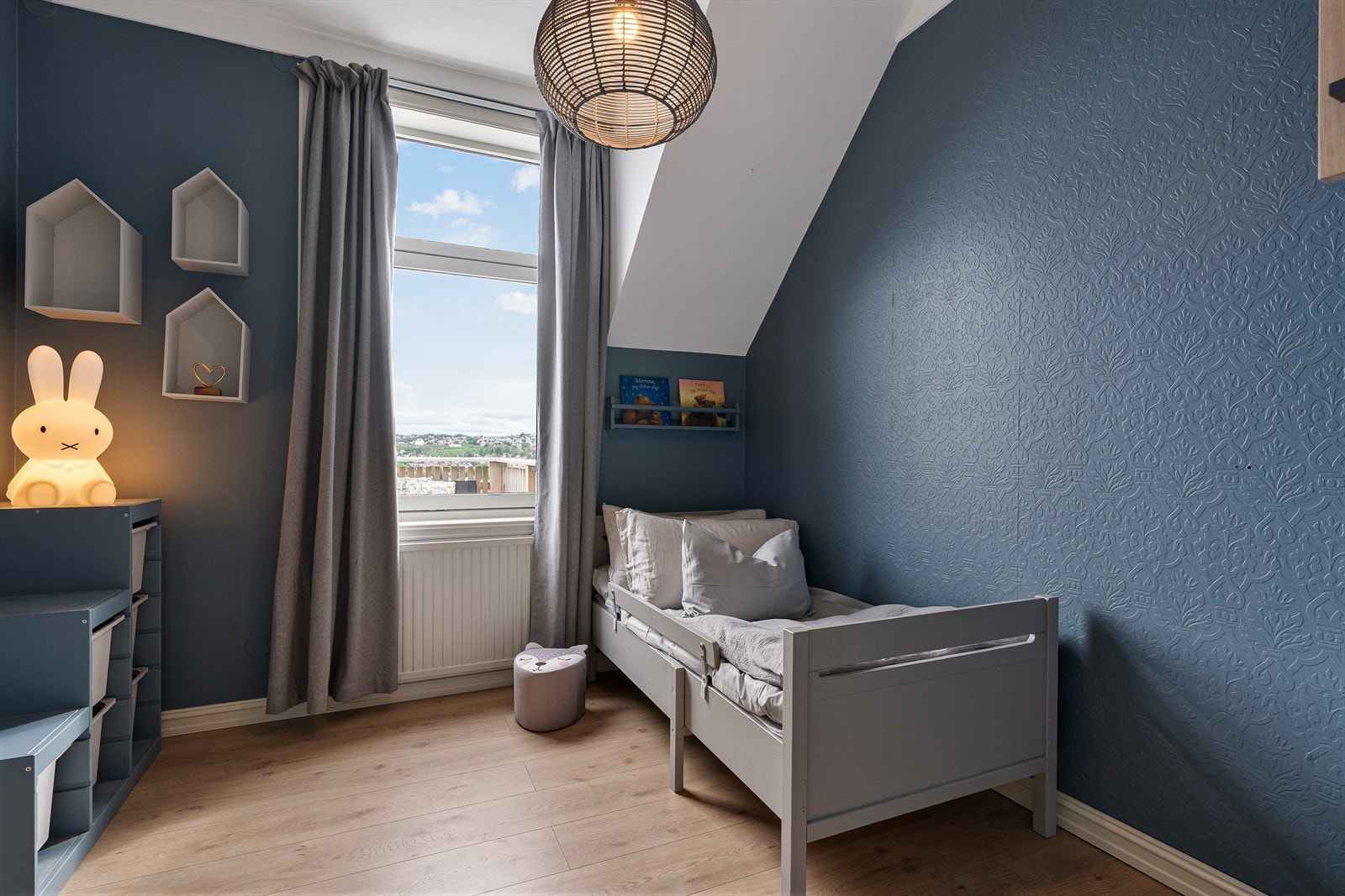Fine farger og fantastisk utsikt fra soverommet. Galleribilde