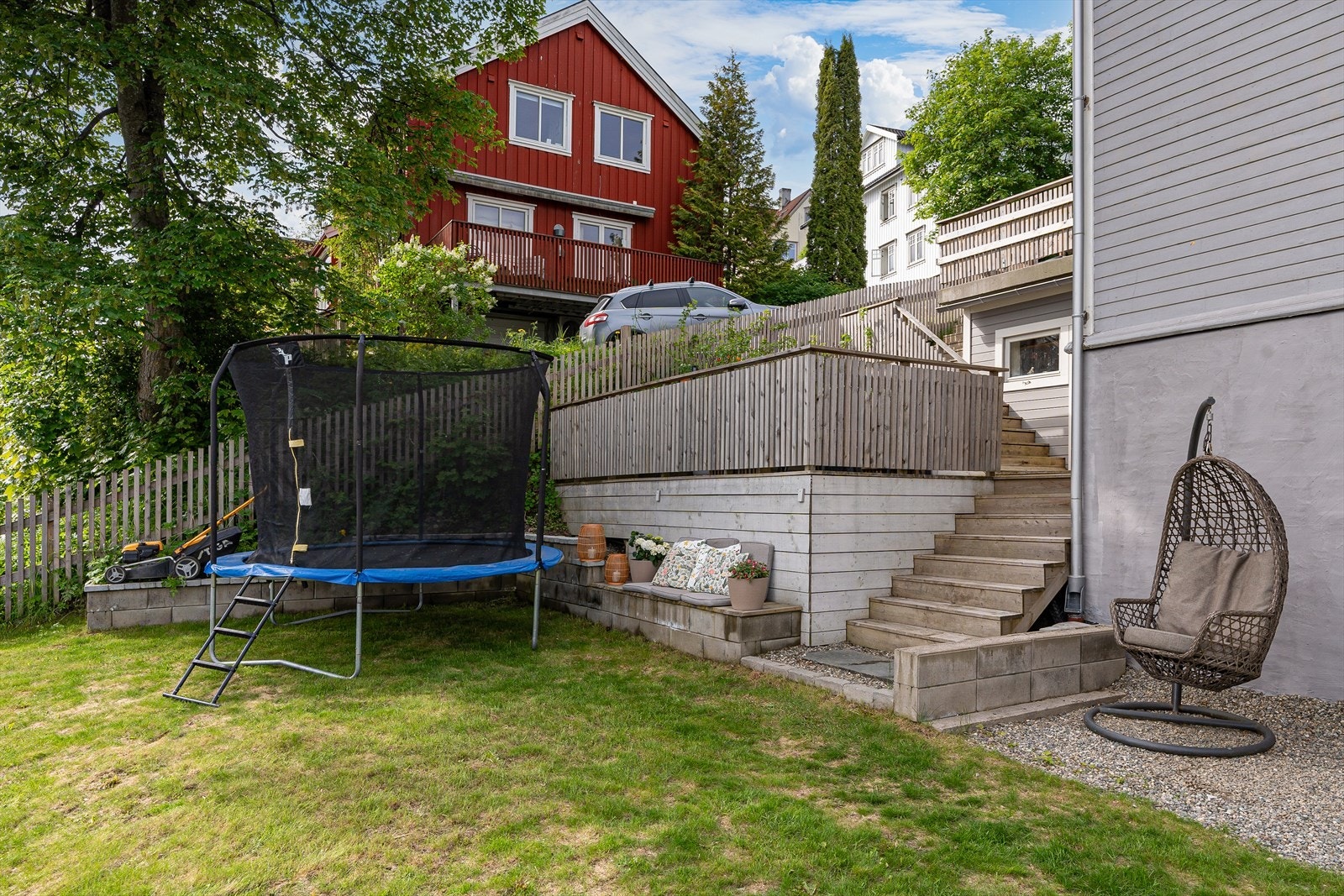 Arealet rundt boligen er godt utnyttet og er i senere tid fylt opp masser til fordel for en flott felles hage. Galleribilde