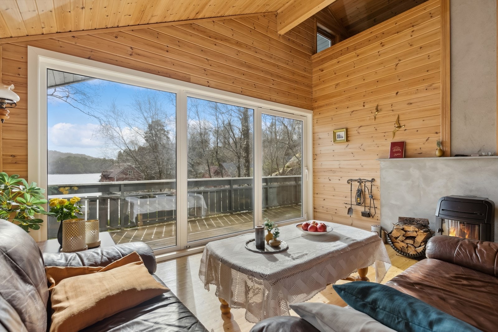 Stuen har god plass til både sittegruppe og spisebord, og fra oppholdsrommet er det utgang til en stor terrasse gjennom skyvedør. Galleribilde