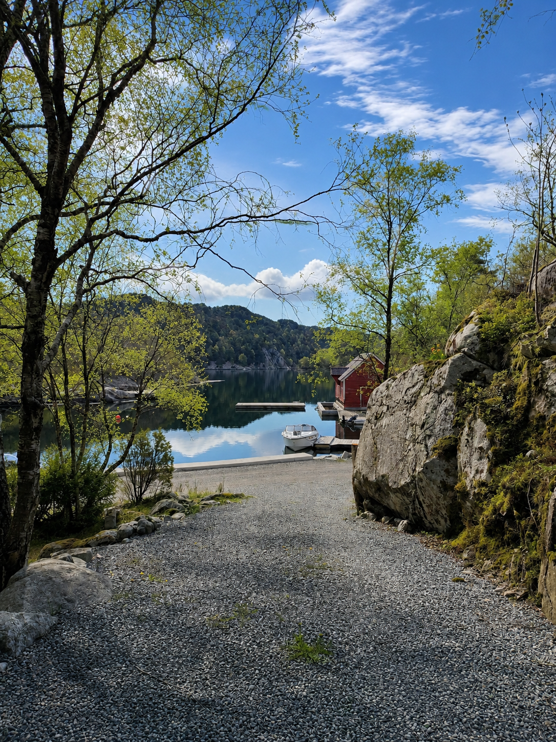 To tinglyste parkeringsplasser samt mulighet for parkering ved hytten og naustet Galleribilde