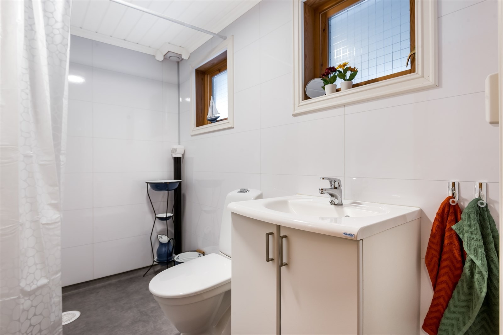Badet ble oppgradert i 2018 og fremstår som romslig og funksjonelt. Badet er innredet med servant i baderomsmøbel, toalett og dusj. Galleribilde