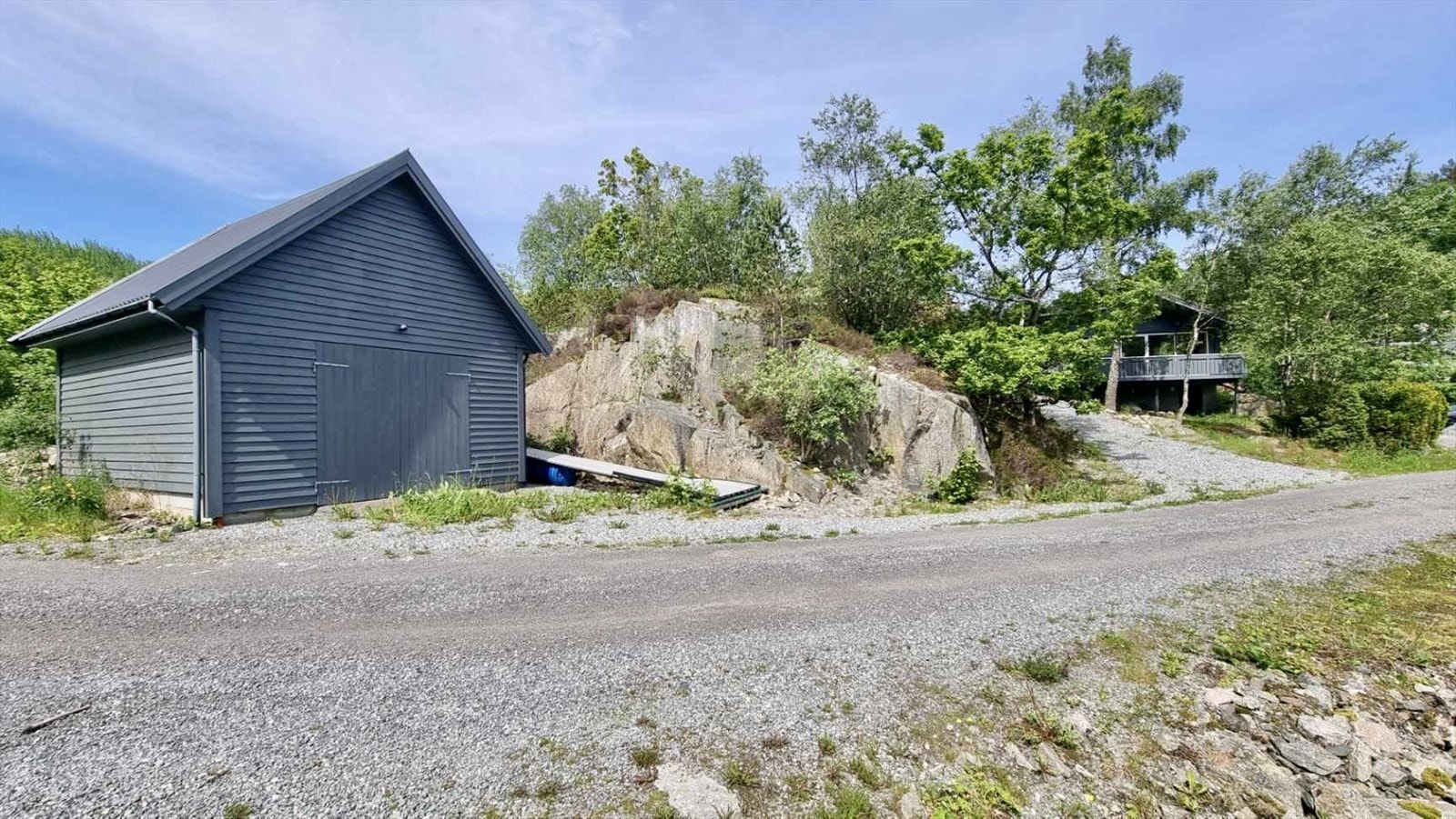 Her får du hytte, naust med sjølinje foran, og 2 båtplasser. Her er alt tilrettelagt for deg som ønsker det beste av hytte-og sjøliv. Galleribilde