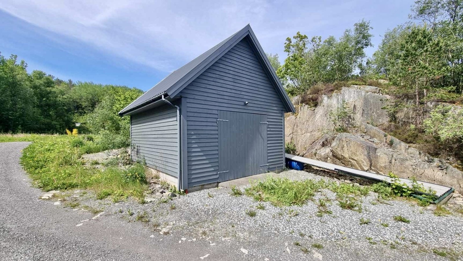 Naustet ligger rett nedenfor hytten, med enkel adkomst til sjøen. Det har doble dører som gir god tilgjengelighet, og er innlagt strøm. Eiendommen omfatter også arealet foran naustet, i tillegg til båtplass på naboeiendommen. Galleribilde