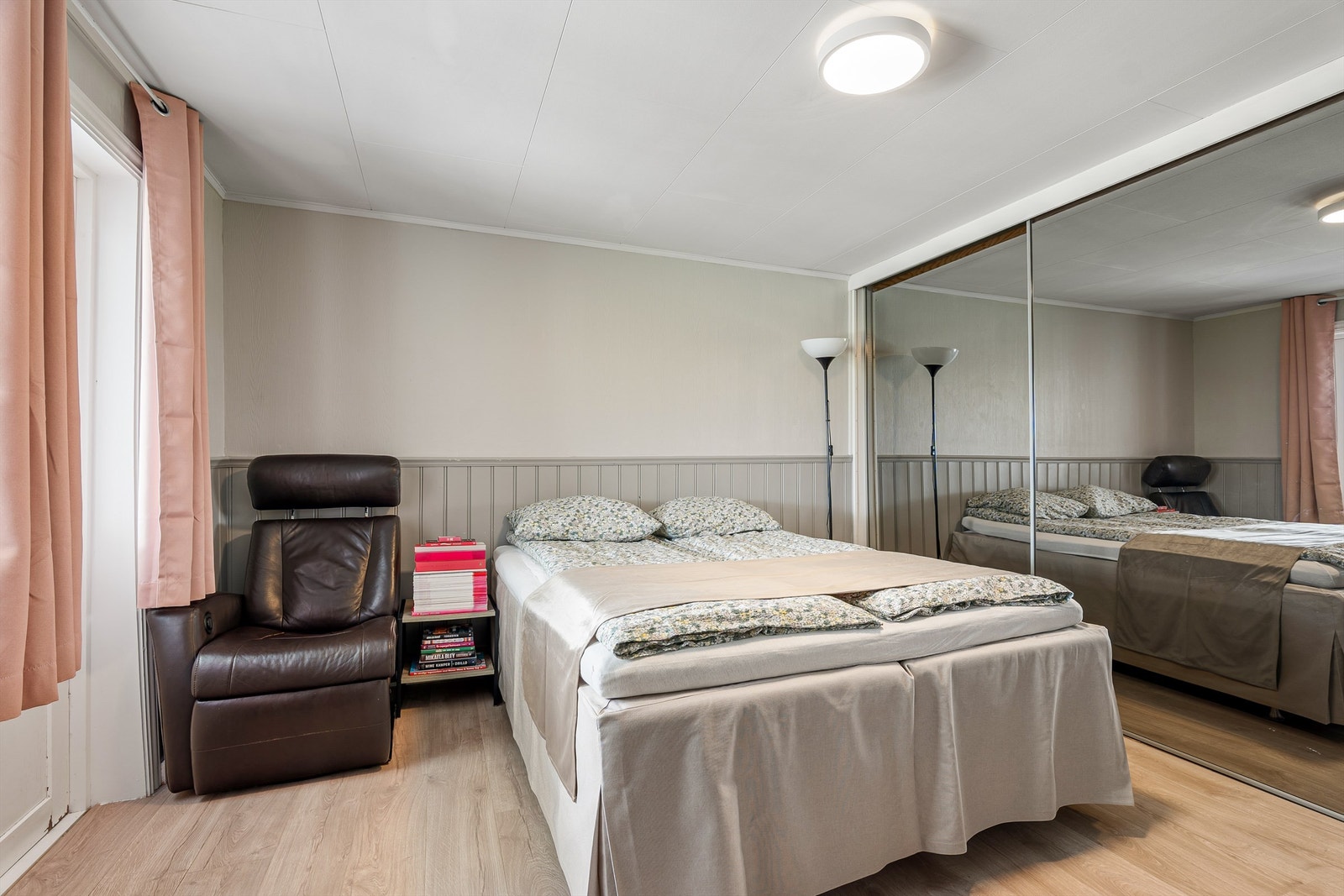 Hybelens hovedsoverom er utstyrt med stor speildørsgarderobe og terrassedør som leder til platting foran inngangspartiet. Galleribilde