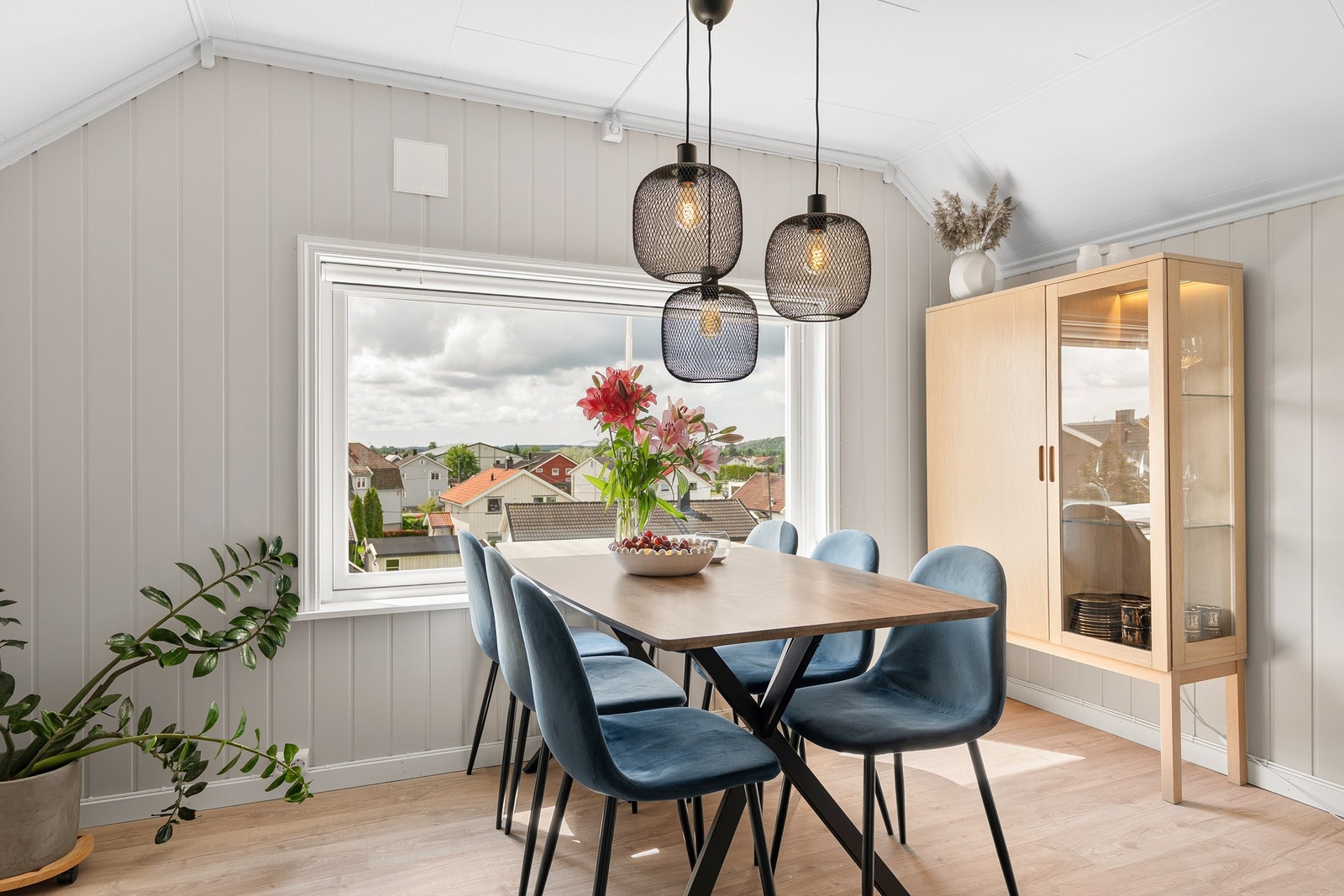 Sett gjerne spisegruppen foran stuevinduet og få glede av den fine utsikten året gjennom. Galleribilde