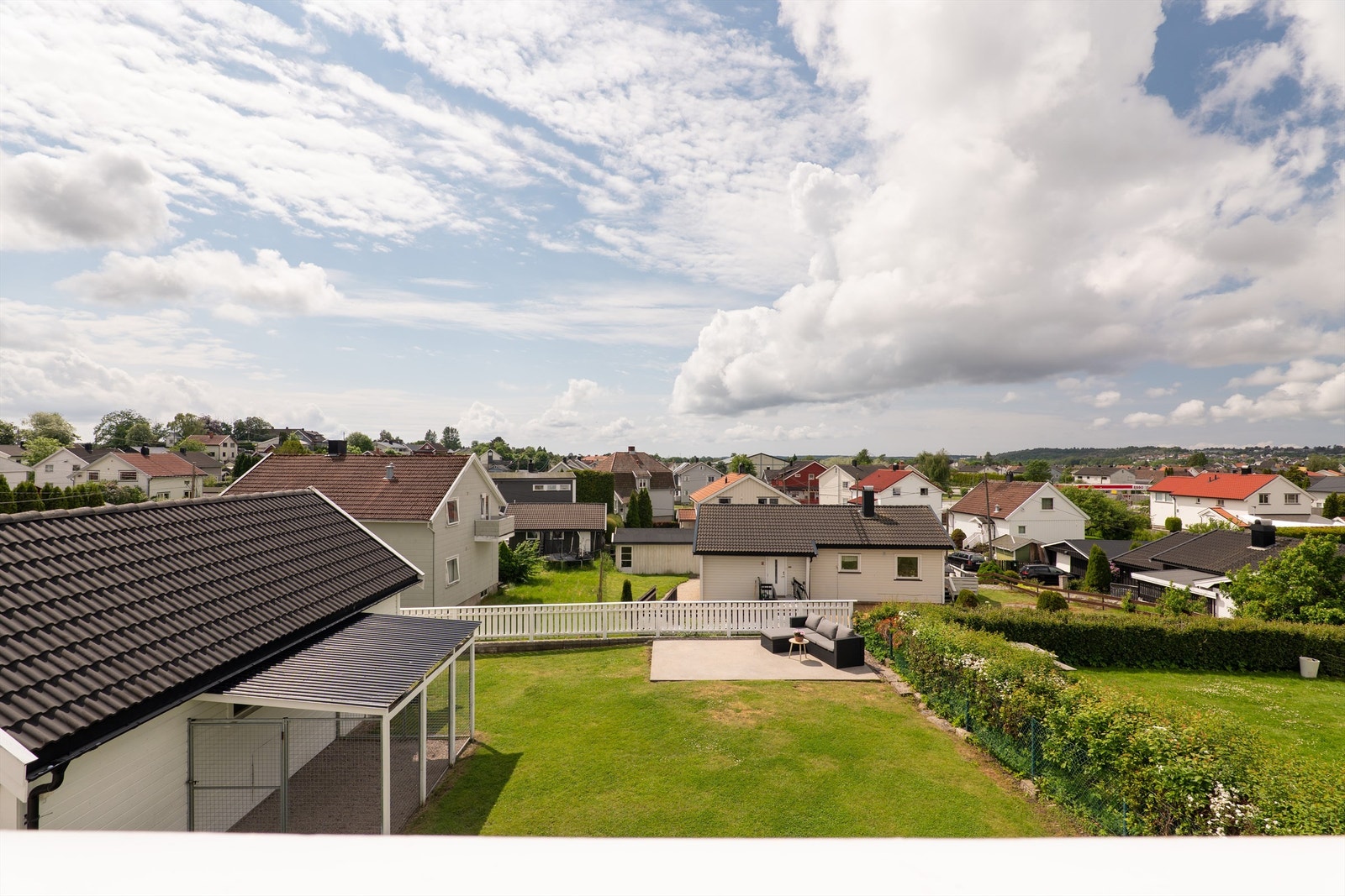 Utsikt fra altanen over egen hage og nærmiljøet, helt til Vestsiden av Glomma. Galleribilde
