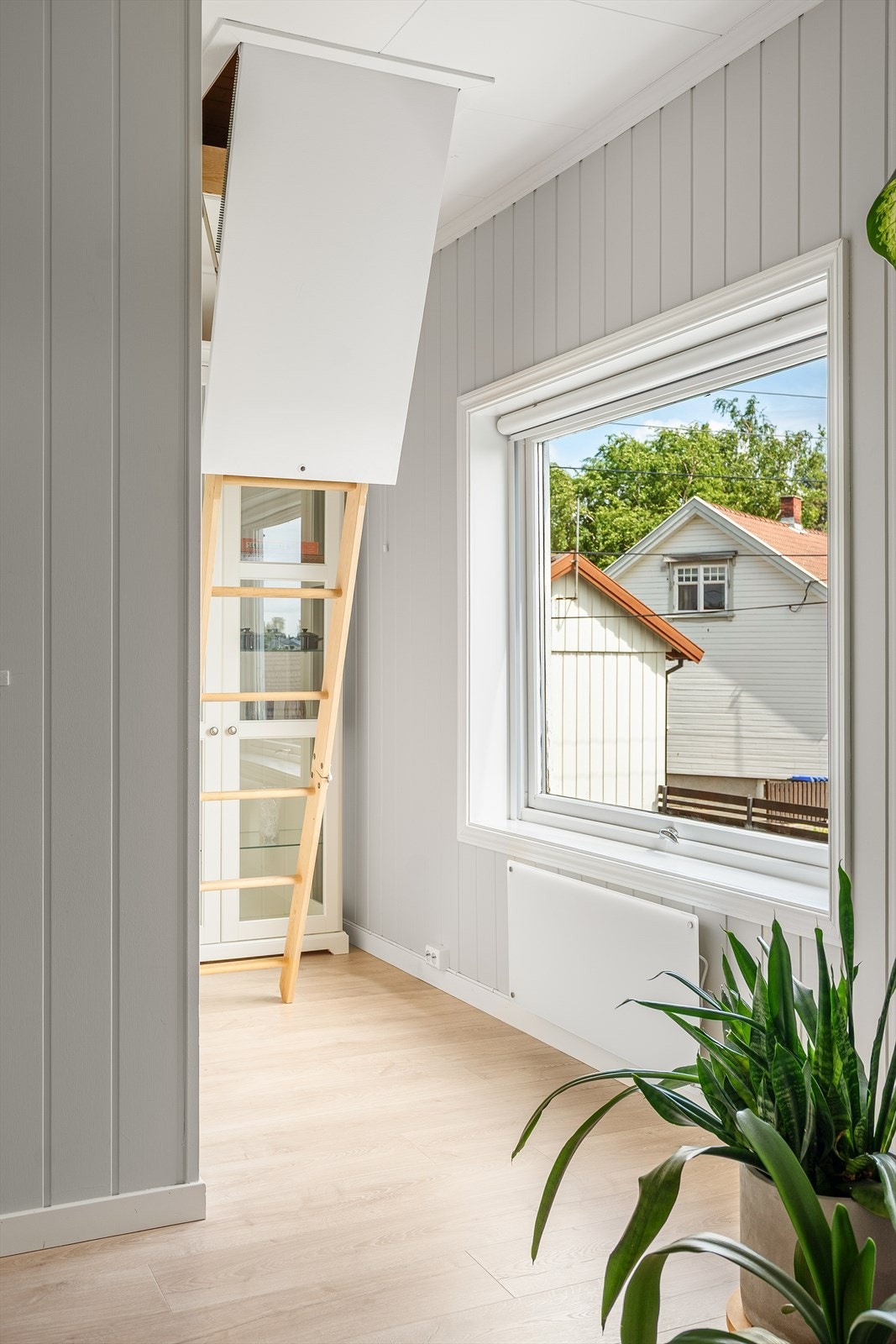 Uinnredet råloft er tilgjengelig via luke i gangen utenfor stuen. God plass til lagring. Galleribilde
