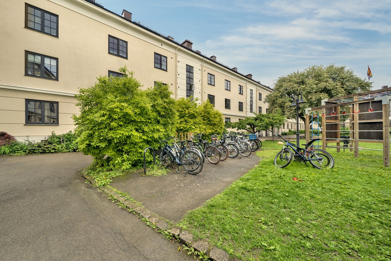 Videre er det tilrettelagt for sykkelparkering i gårdsrommet. Galleribilde