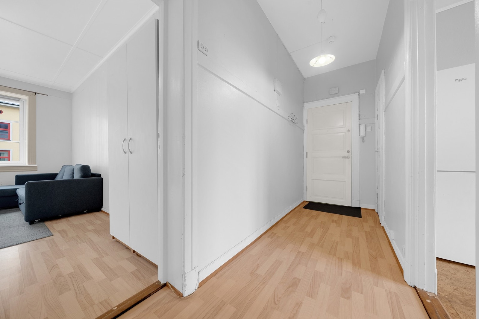 Det er montert dørcalling på vegg ved inngangsdør. Galleribilde