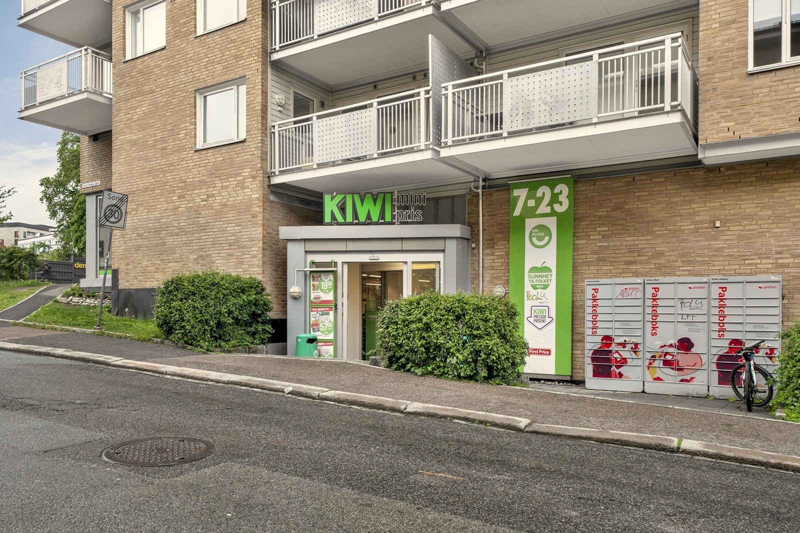 Dagligvarehandelen kan enkelt gjøres på Kiwi, som ligger kun en kort spasertur unna. Galleribilde