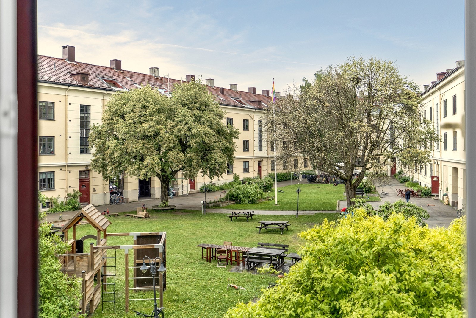 Fra kjøkkenet har du et frodig og skjermet utsyn mot en rolig bakgård. Galleribilde