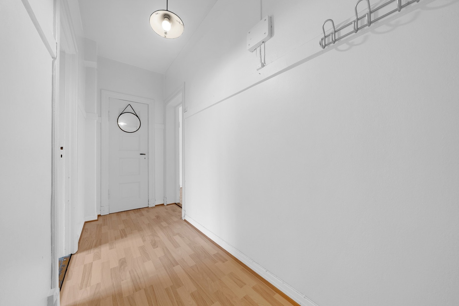 Romslig entré med god plass til oppbevaring og oppheng av yttertøy og sko. Galleribilde