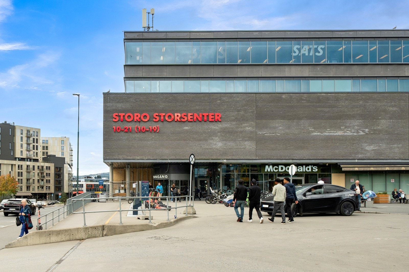 For ytterligere servicetilbud ligger Storo Storsenter kort unna, og tilbyr et bredt utvalg av butikker, dagligvarer, servicetilbud og Vinmonopolet. Galleribilde