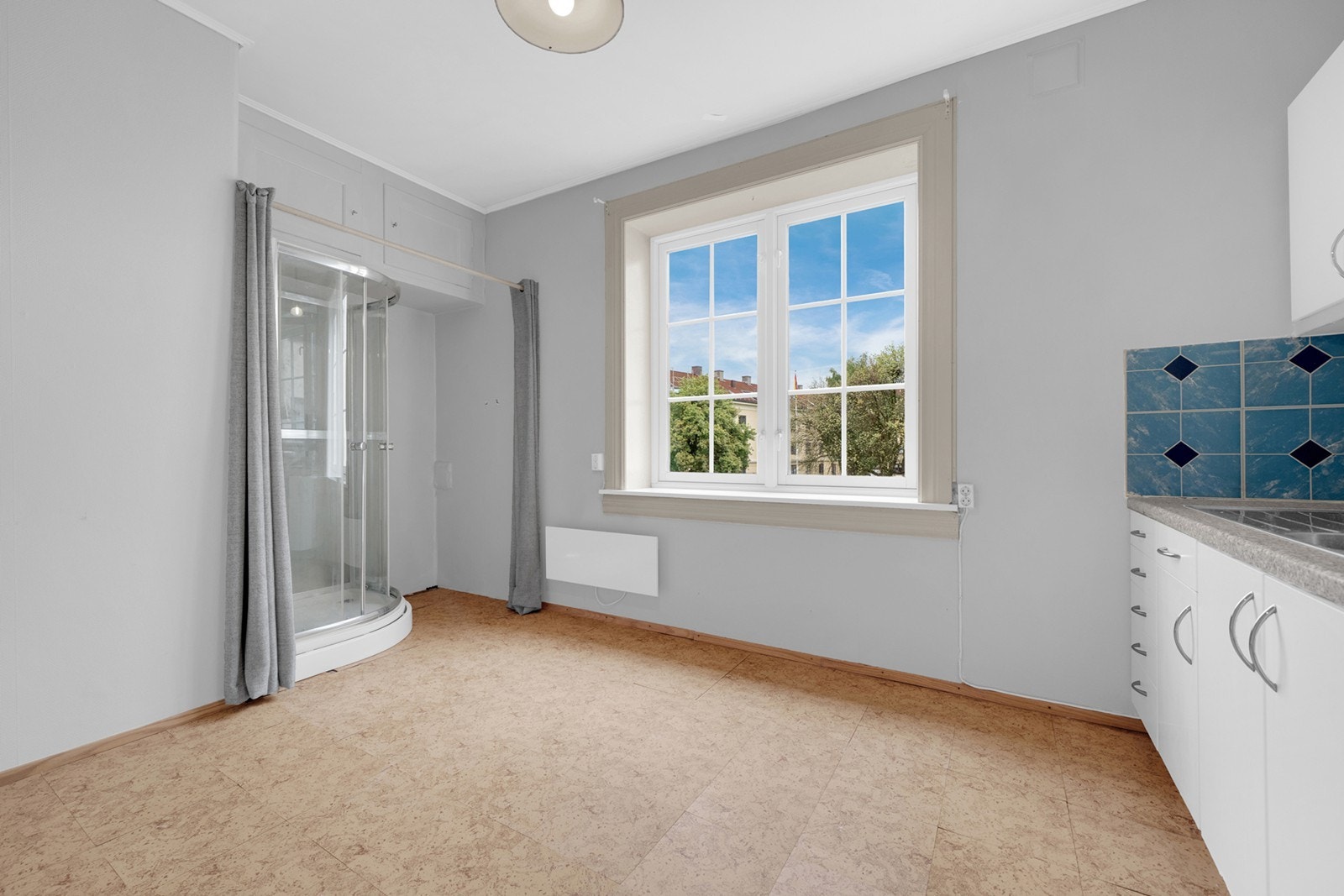 Leiligheten har i dag ikke et bad som eget våtrom. Det er innredet et dusjkabinett i en egen nisje. Flere av naboene har her etablert et dusjrom i tilknytning til et etablert soverom. Galleribilde