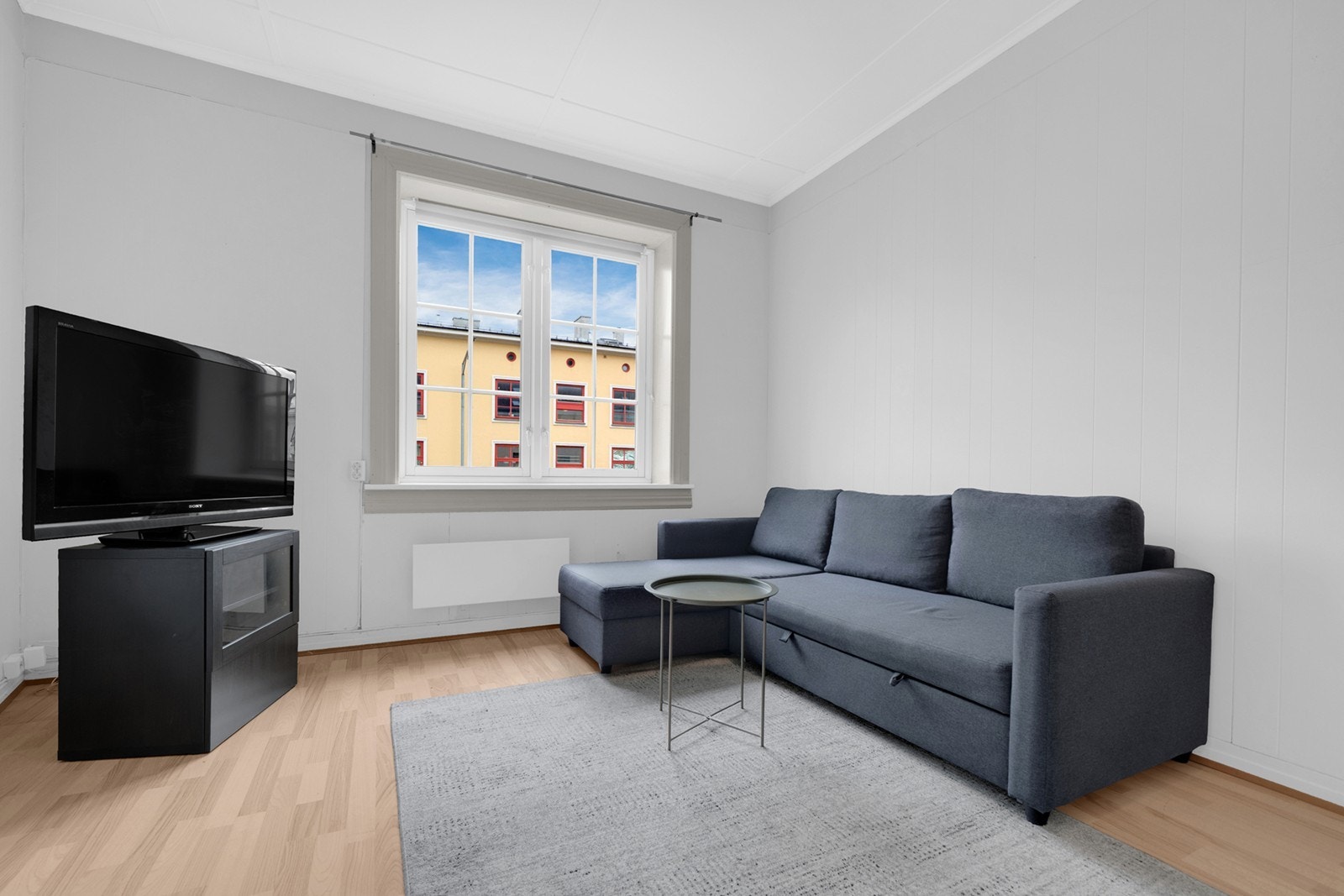 Det er rikelig med lysinnslipp fra store vindusflater, som i kombinasjon med leiligheten generøse takhøyde skaper en luftig romfølelse. Galleribilde